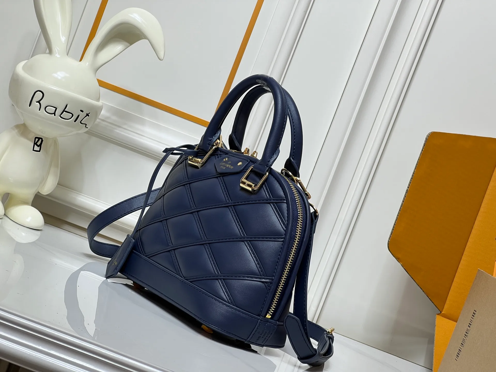 Batch 380💰M83048 M53152 This Nano Alma handbag is a pocket-sized version of Louis Vuitton's classic Alma handbag. It is paved with Malletage quilting pattern in comfortable soft sheep leather, recalling the diamond inner panel of the brand's traditional hard case. The elegant handle, dazzling chain and detachable and adjustable leather shoulder strap enable a variety of carrying styles. Dimensions: 23.5x17.5x11.5cm