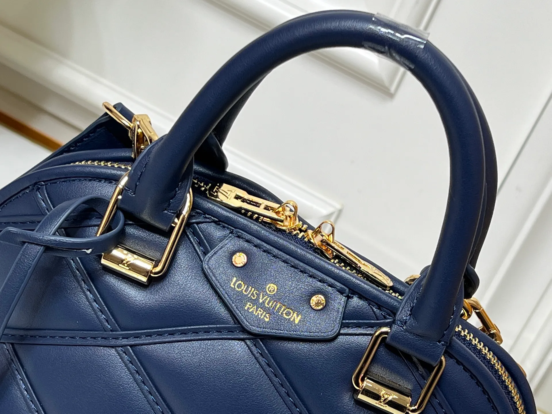 Batch 380💰M83048 M53152 This Nano Alma handbag is a pocket-sized version of Louis Vuitton's classic Alma handbag. It is paved with Malletage quilting pattern in comfortable soft sheep leather, recalling the diamond inner panel of the brand's traditional hard case. The elegant handle, dazzling chain and detachable and adjustable leather shoulder strap enable a variety of carrying styles. Dimensions: 23.5x17.5x11.5cm