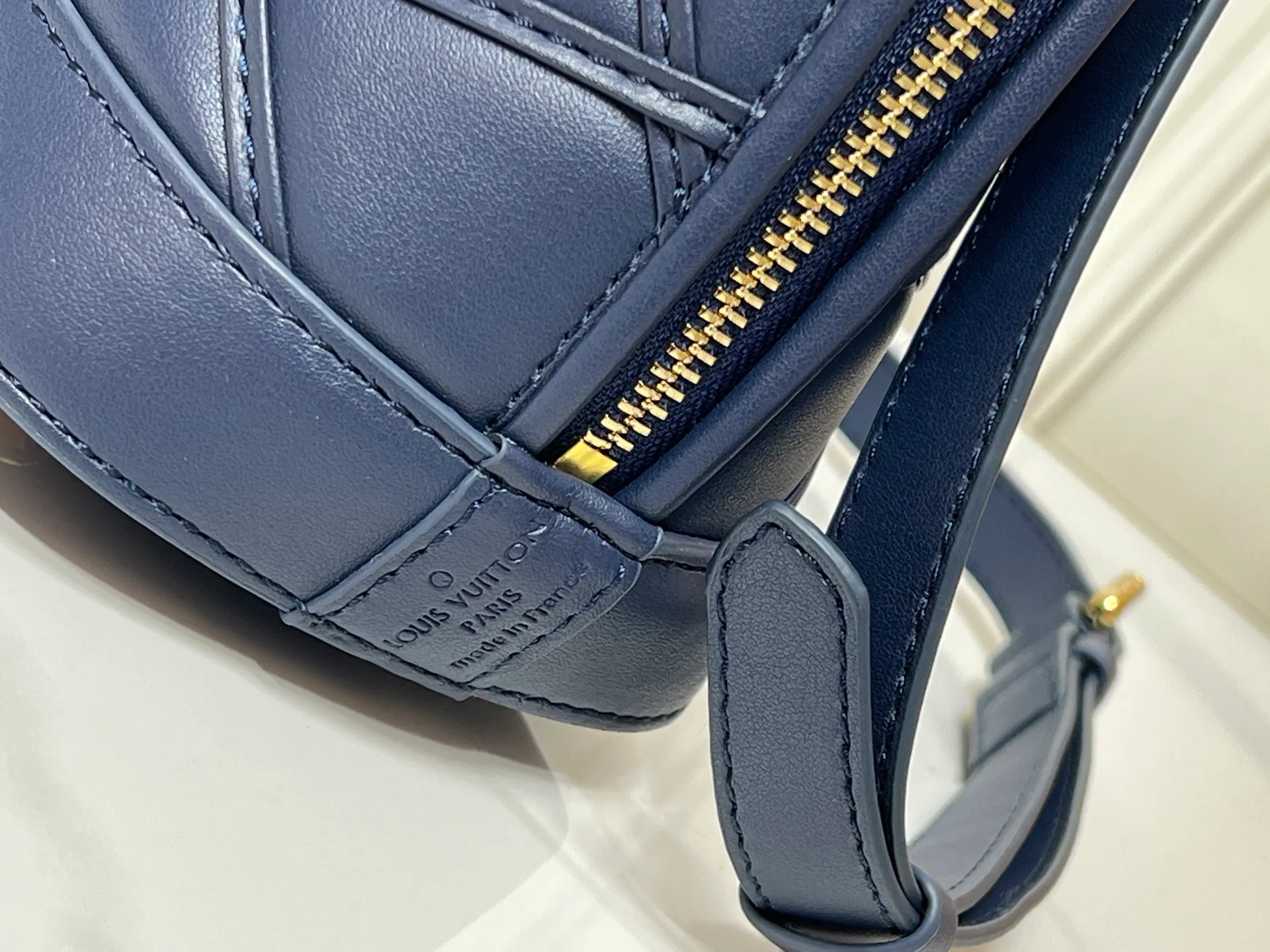 Batch 380💰M83048 M53152 This Nano Alma handbag is a pocket-sized version of Louis Vuitton's classic Alma handbag. It is paved with Malletage quilting pattern in comfortable soft sheep leather, recalling the diamond inner panel of the brand's traditional hard case. The elegant handle, dazzling chain and detachable and adjustable leather shoulder strap enable a variety of carrying styles. Dimensions: 23.5x17.5x11.5cm