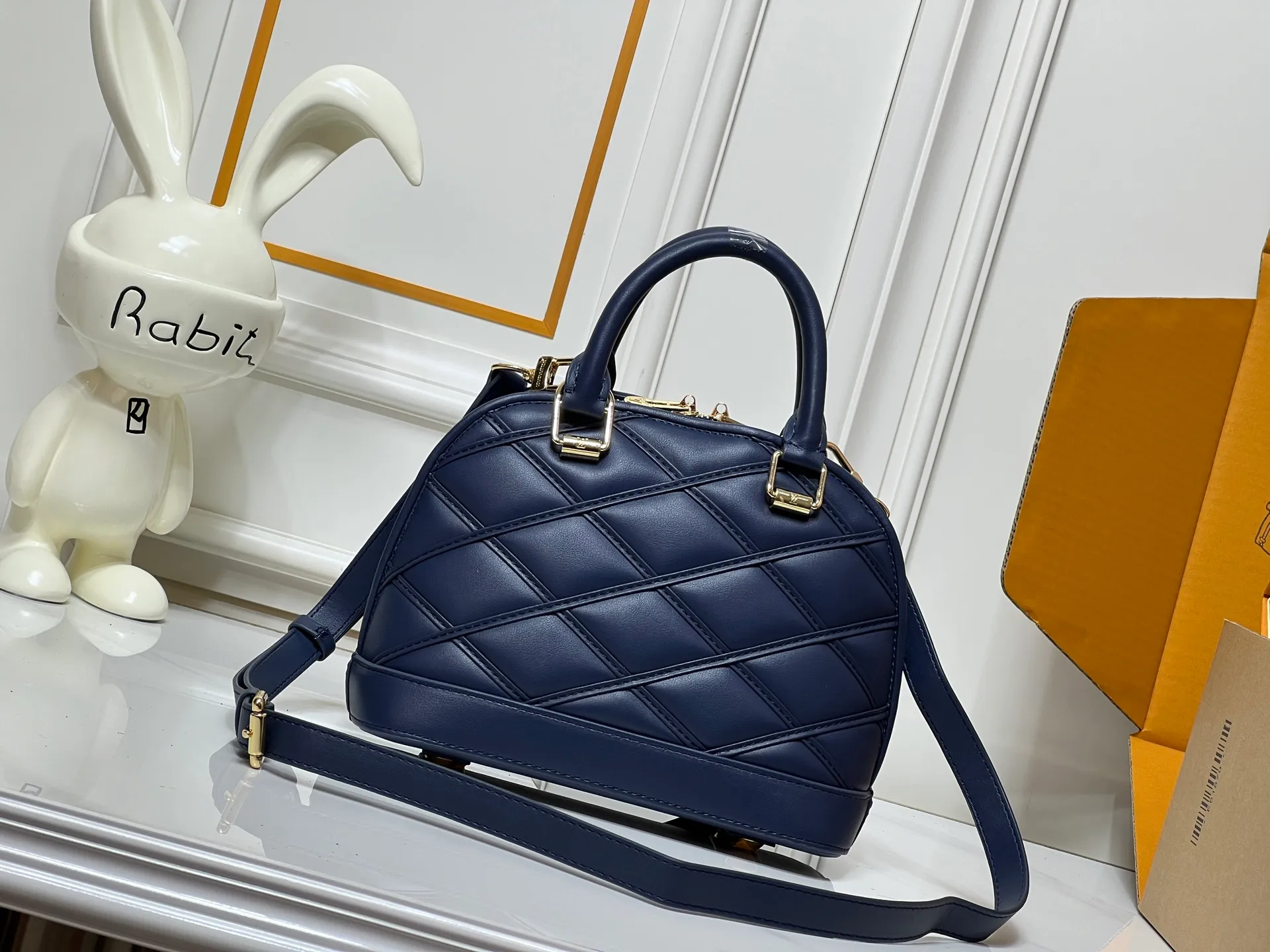 Batch 380💰M83048 M53152 This Nano Alma handbag is a pocket-sized version of Louis Vuitton's classic Alma handbag. It is paved with Malletage quilting pattern in comfortable soft sheep leather, recalling the diamond inner panel of the brand's traditional hard case. The elegant handle, dazzling chain and detachable and adjustable leather shoulder strap enable a variety of carrying styles. Dimensions: 23.5x17.5x11.5cm
