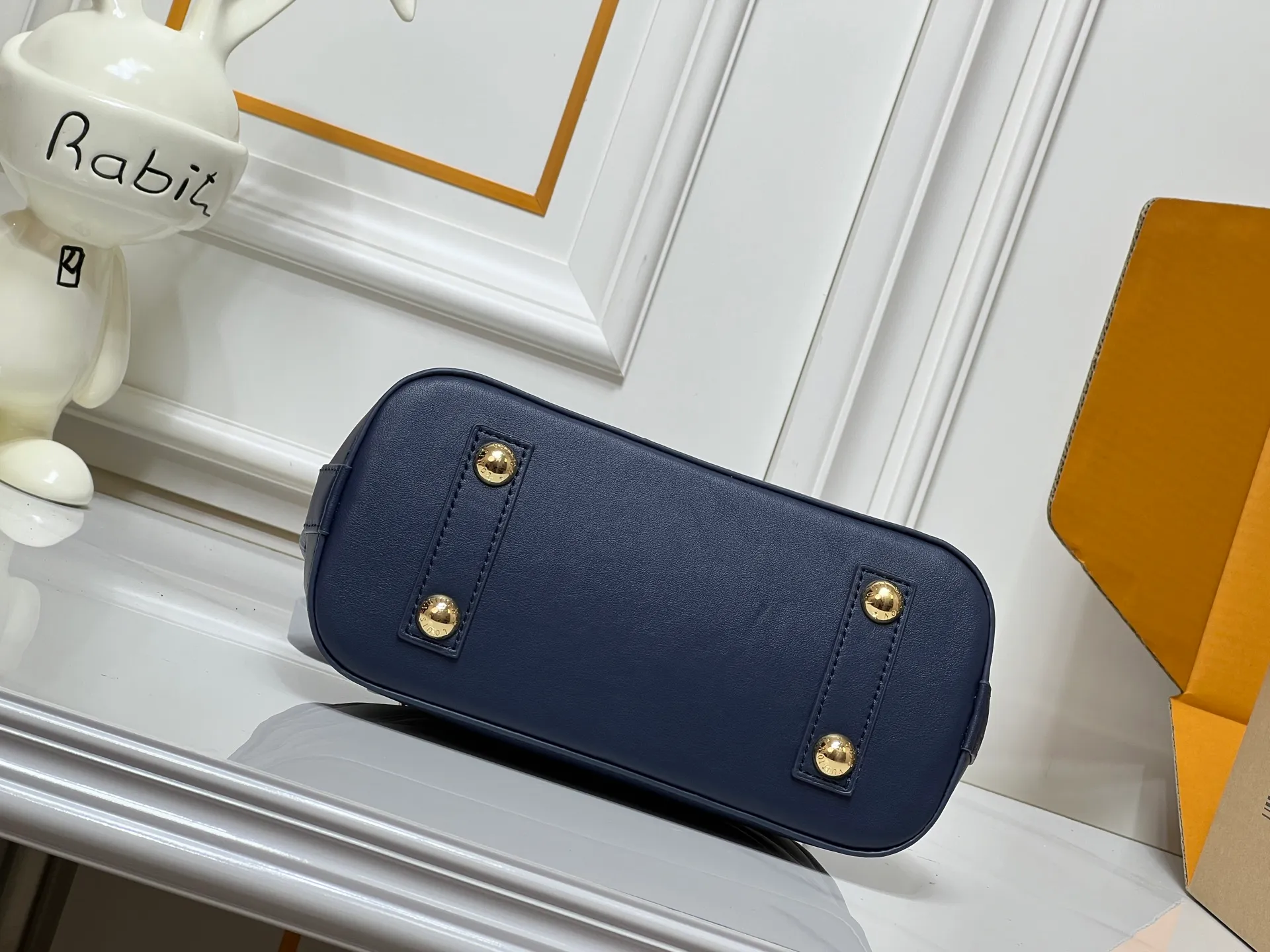 Batch 380💰M83048 M53152 This Nano Alma handbag is a pocket-sized version of Louis Vuitton's classic Alma handbag. It is paved with Malletage quilting pattern in comfortable soft sheep leather, recalling the diamond inner panel of the brand's traditional hard case. The elegant handle, dazzling chain and detachable and adjustable leather shoulder strap enable a variety of carrying styles. Dimensions: 23.5x17.5x11.5cm