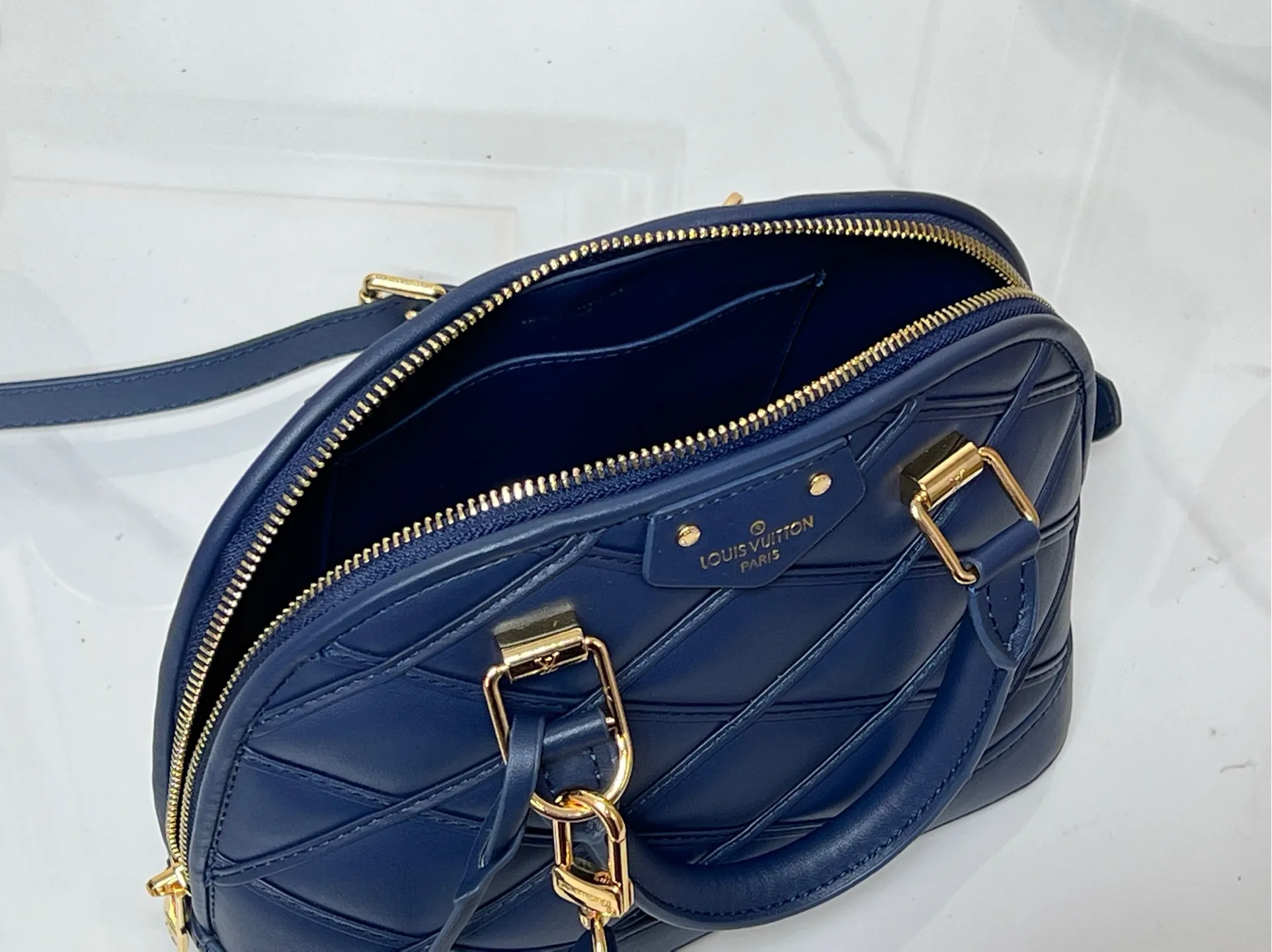Batch 380💰M83048 M53152 This Nano Alma handbag is a pocket-sized version of Louis Vuitton's classic Alma handbag. It is paved with Malletage quilting pattern in comfortable soft sheep leather, recalling the diamond inner panel of the brand's traditional hard case. The elegant handle, dazzling chain and detachable and adjustable leather shoulder strap enable a variety of carrying styles. Dimensions: 23.5x17.5x11.5cm