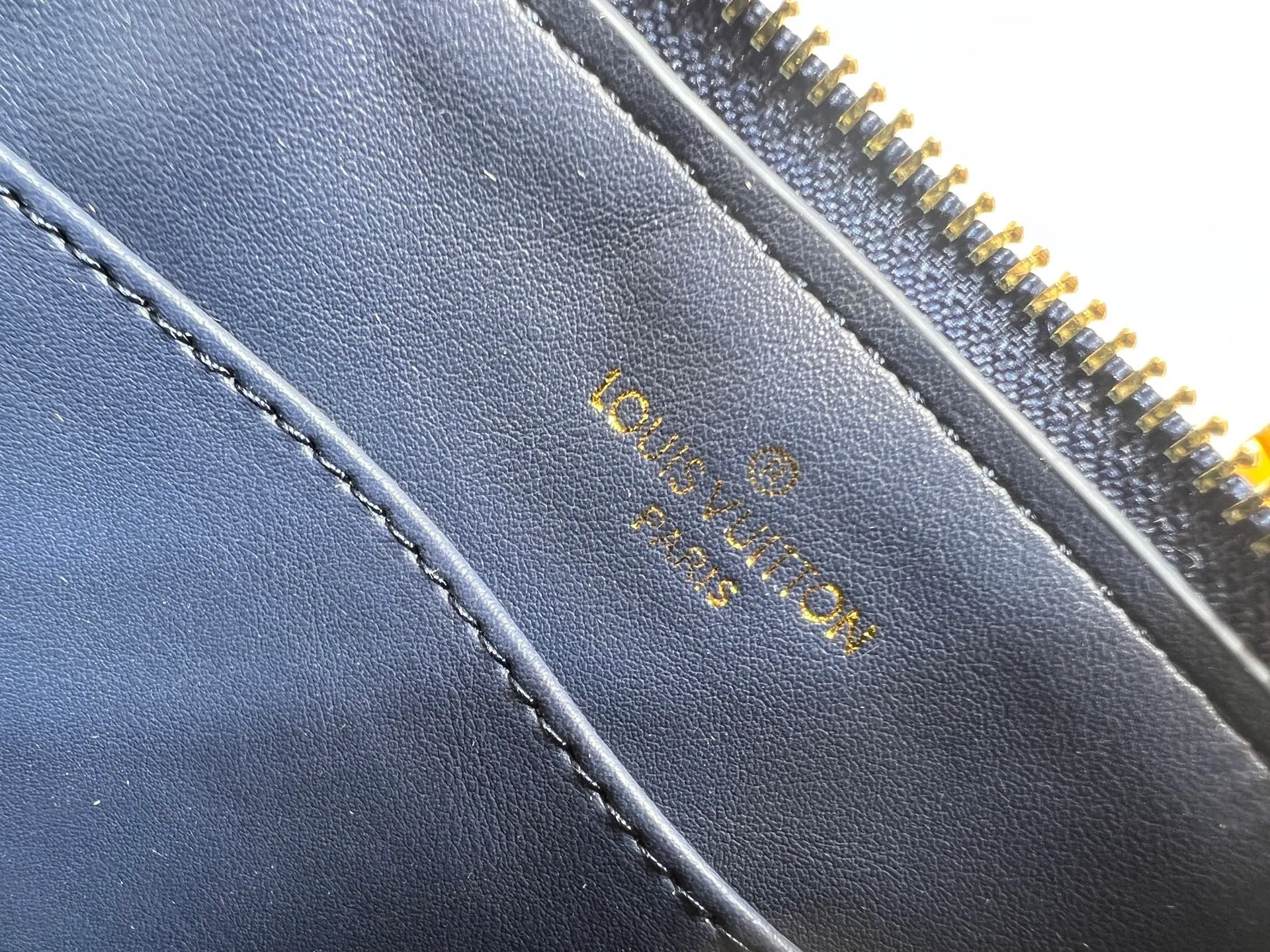 Batch 380💰M83048 M53152 This Nano Alma handbag is a pocket-sized version of Louis Vuitton's classic Alma handbag. It is paved with Malletage quilting pattern in comfortable soft sheep leather, recalling the diamond inner panel of the brand's traditional hard case. The elegant handle, dazzling chain and detachable and adjustable leather shoulder strap enable a variety of carrying styles. Dimensions: 23.5x17.5x11.5cm