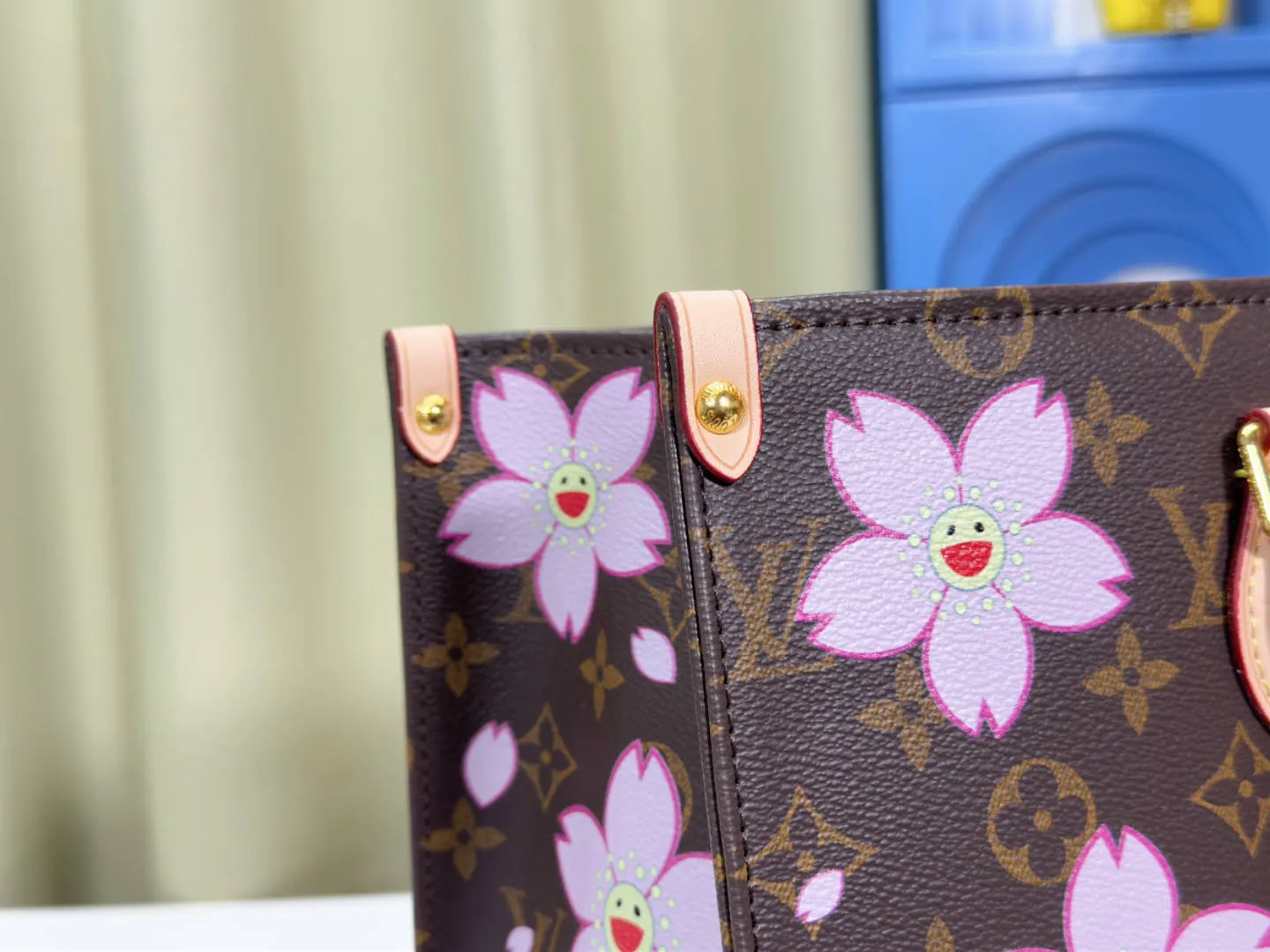 P260 M45039 M13668!🔥Lv&Takashi Murakami Sakura🌸OnTheGo new version The legendary ONTHEGO handbag: always able to meet your various needs for handbags. It has a large capacity but is not bulky. It is stiff and soft to the touch, making it suitable for home and travel. Tighten the side ties and it instantly transforms into a stylish urban handbag. Loosen the straps and it transforms into a chic and practical handbag. The slender leather handle can be carried over the shoulder or between the arms. The model shown here is made of Damier Azur canvas. Size: 35x27x14cm