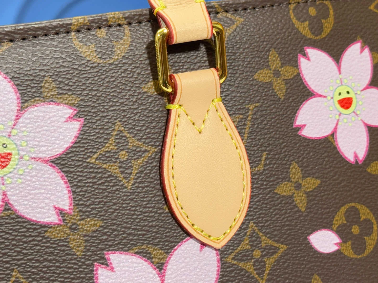 P260 M45039 M13668!🔥Lv&Takashi Murakami Sakura🌸OnTheGo new version The legendary ONTHEGO handbag: always able to meet your various needs for handbags. It has a large capacity but is not bulky. It is stiff and soft to the touch, making it suitable for home and travel. Tighten the side ties and it instantly transforms into a stylish urban handbag. Loosen the straps and it transforms into a chic and practical handbag. The slender leather handle can be carried over the shoulder or between the arms. The model shown here is made of Damier Azur canvas. Size: 35x27x14cm
