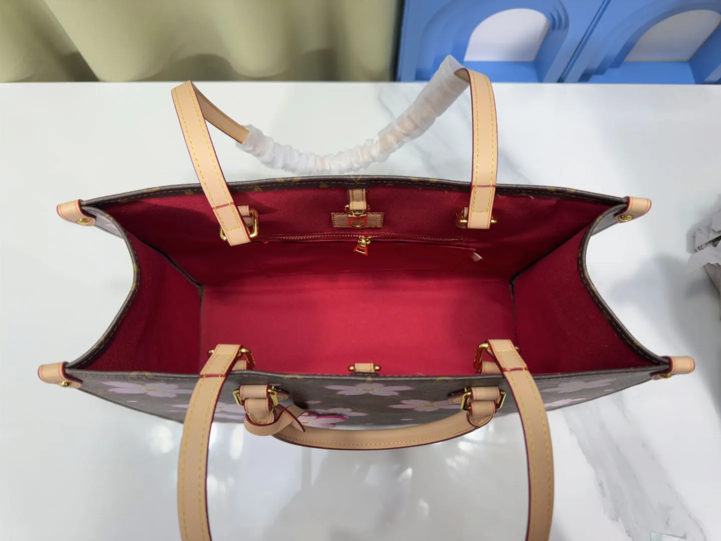 P260 M45039 M13668!🔥Lv&Takashi Murakami Sakura🌸OnTheGo new version The legendary ONTHEGO handbag: always able to meet your various needs for handbags. It has a large capacity but is not bulky. It is stiff and soft to the touch, making it suitable for home and travel. Tighten the side ties and it instantly transforms into a stylish urban handbag. Loosen the straps and it transforms into a chic and practical handbag. The slender leather handle can be carried over the shoulder or between the arms. The model shown here is made of Damier Azur canvas. Size: 35x27x14cm