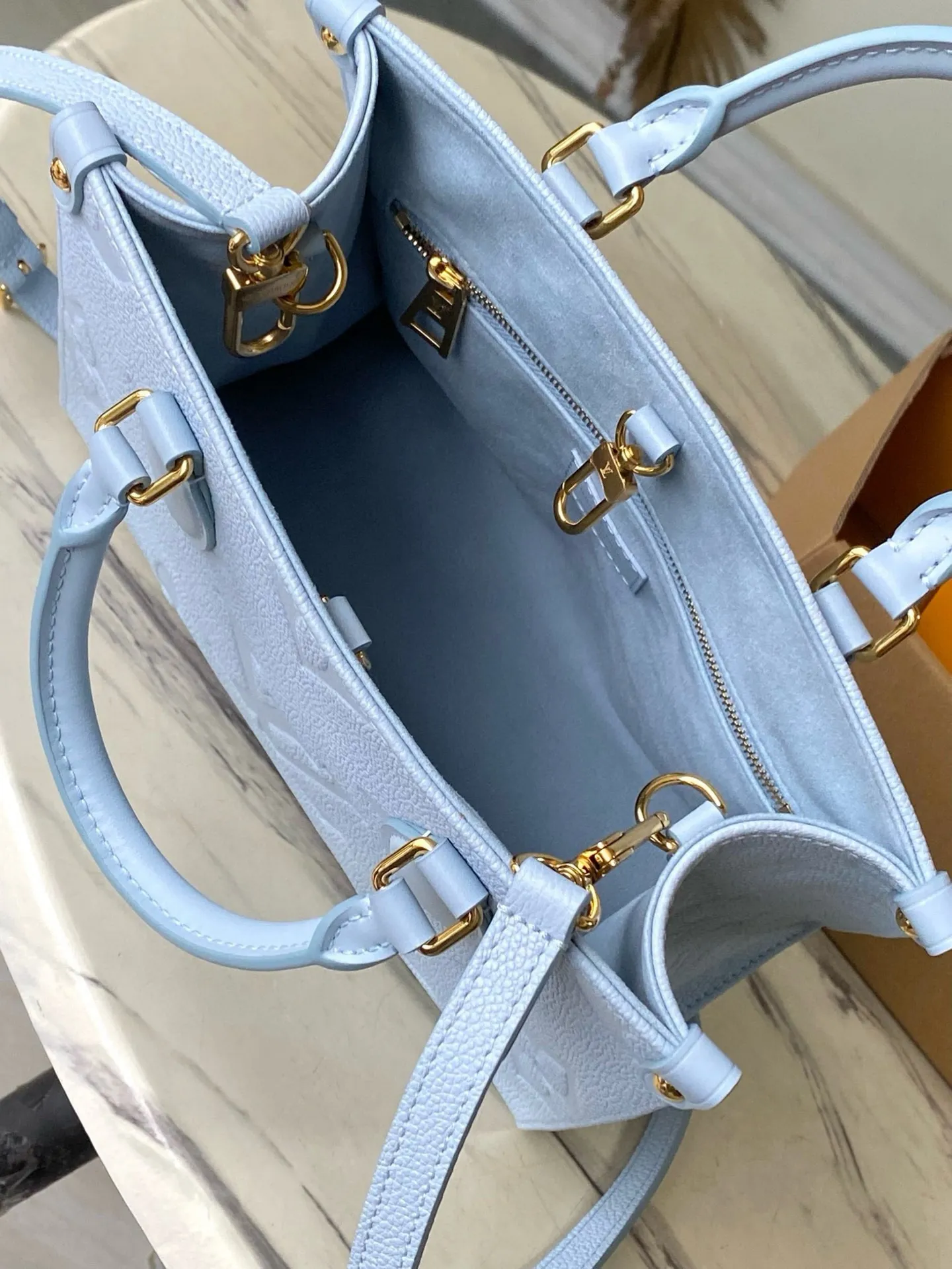 💰1040 (first-grain leather) top original M46840 blue printed Onthego small Tote bag draws inspiration from the 1968 classic Sac Plat handbag. It is made of Monogram Empreinte leather with Medium Bicolor Monogram pattern embossed to create a miniature version, which can store daily needs such as iPad Mini. Flexible handles and detachable shoulder strap enrich carrying options. Dimensions: 25 x 19 x 11.5 cm