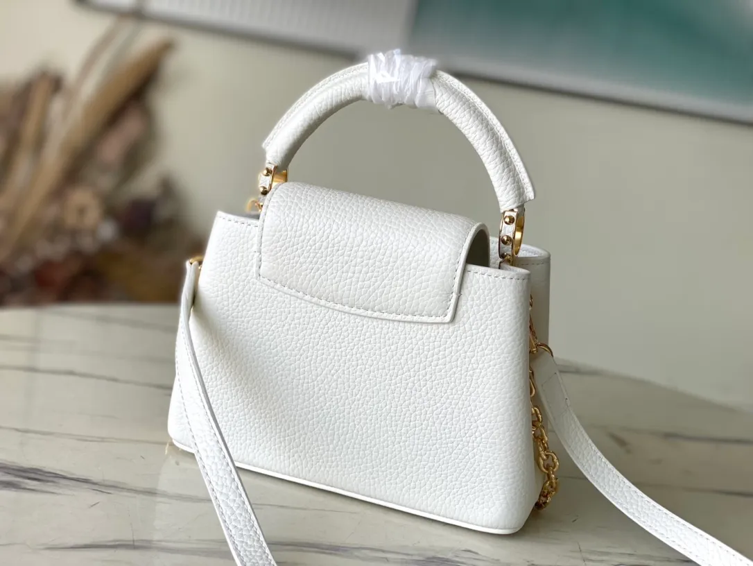 💰2160 (Special grade original leather) M22512M22375 White enamel flower chain This Capucines handbag is made of Taurillon leather, which vaguely reflects the changes in shades of the same color, making the classic configuration more eye-catching. It is paired with an enamel Monogram flower chain. It can be carried by hand, on the elbow or with a shoulder strap. It can be worn on the shoulder or crossbody. Size: 21*14*8cm