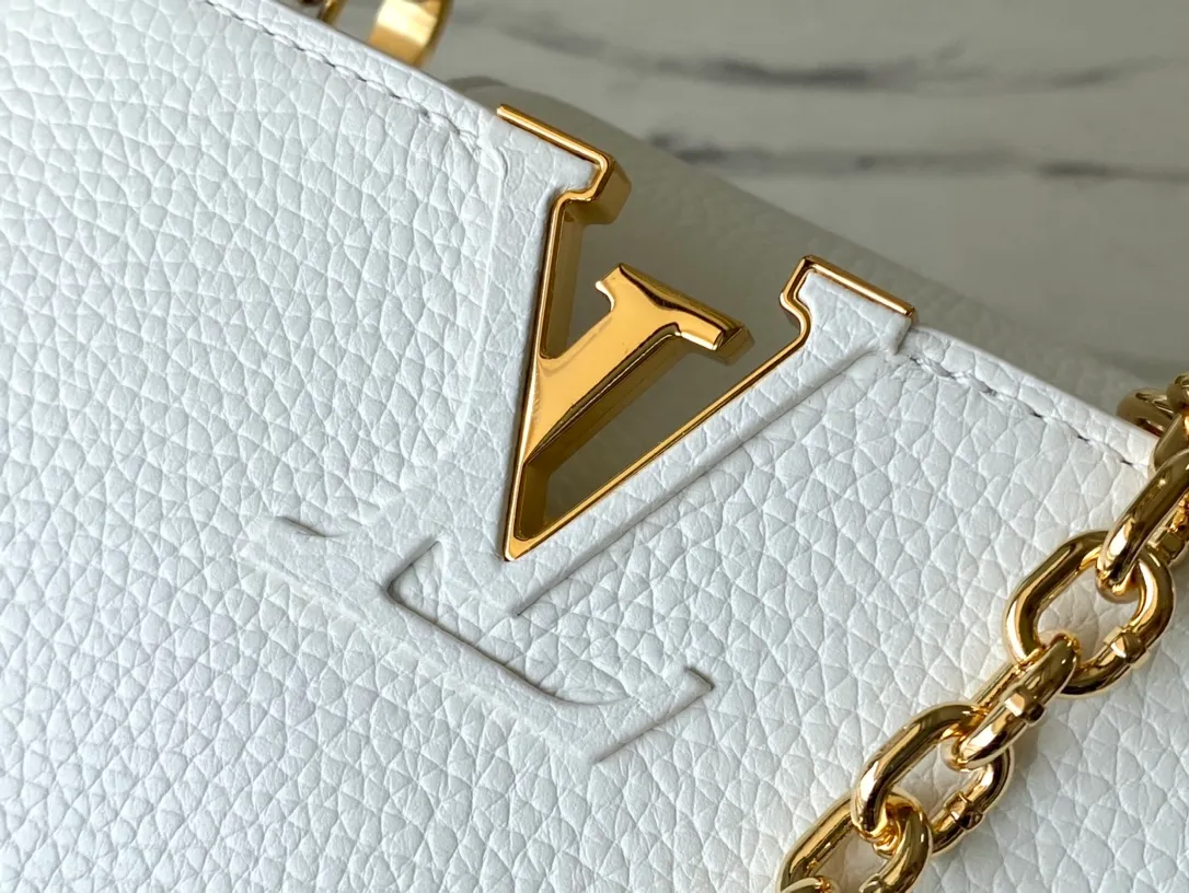 💰2160 (Special grade original leather) M22512M22375 White enamel flower chain This Capucines handbag is made of Taurillon leather, which vaguely reflects the changes in shades of the same color, making the classic configuration more eye-catching. It is paired with an enamel Monogram flower chain. It can be carried by hand, on the elbow or with a shoulder strap. It can be worn on the shoulder or crossbody. Size: 21*14*8cm