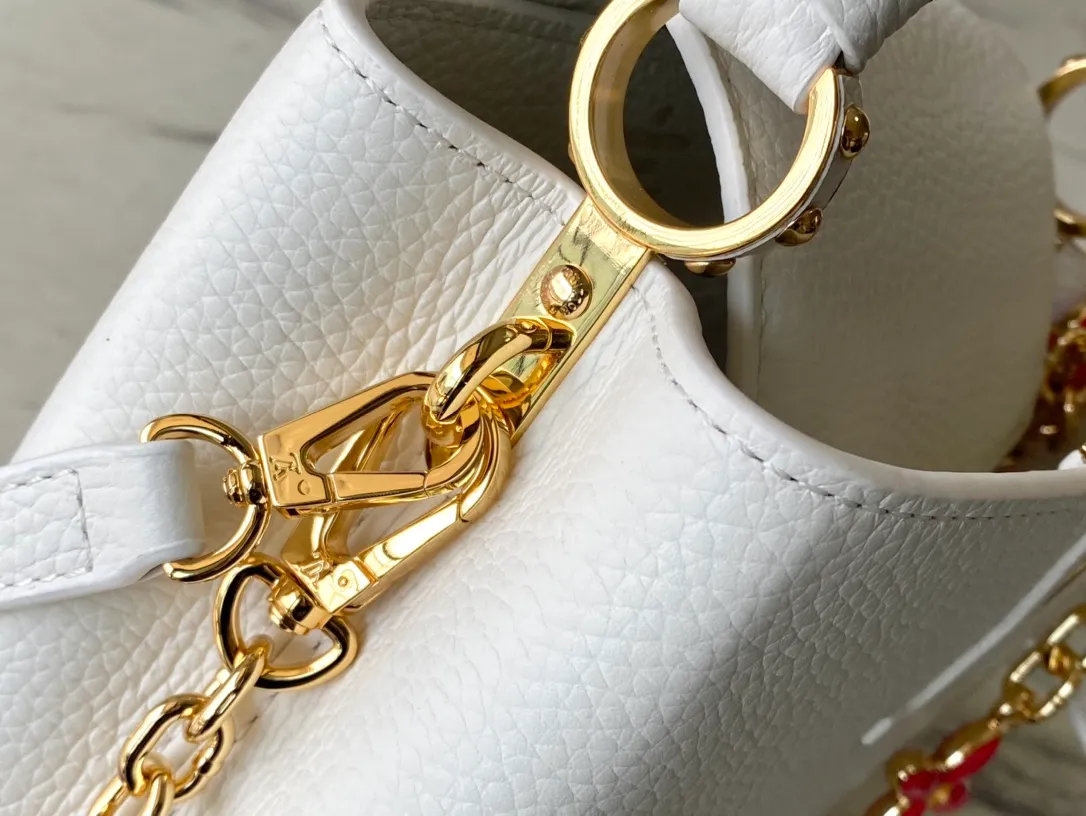💰2160 (Special grade original leather) M22512M22375 White enamel flower chain This Capucines handbag is made of Taurillon leather, which vaguely reflects the changes in shades of the same color, making the classic configuration more eye-catching. It is paired with an enamel Monogram flower chain. It can be carried by hand, on the elbow or with a shoulder strap. It can be worn on the shoulder or crossbody. Size: 21*14*8cm