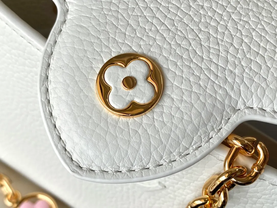💰2160 (Special grade original leather) M22512M22375 White enamel flower chain This Capucines handbag is made of Taurillon leather, which vaguely reflects the changes in shades of the same color, making the classic configuration more eye-catching. It is paired with an enamel Monogram flower chain. It can be carried by hand, on the elbow or with a shoulder strap. It can be worn on the shoulder or crossbody. Size: 21*14*8cm