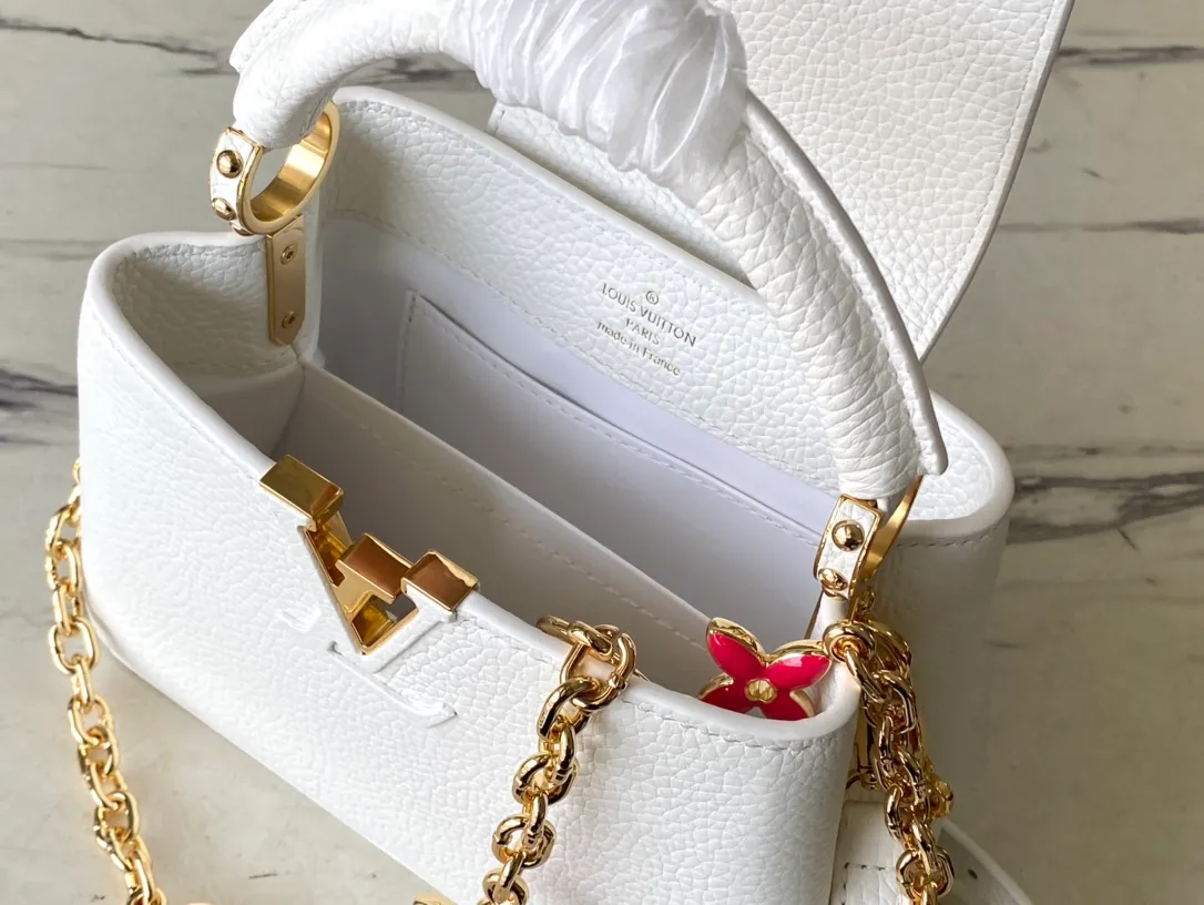 💰2160 (Special grade original leather) M22512M22375 White enamel flower chain This Capucines handbag is made of Taurillon leather, which vaguely reflects the changes in shades of the same color, making the classic configuration more eye-catching. It is paired with an enamel Monogram flower chain. It can be carried by hand, on the elbow or with a shoulder strap. It can be worn on the shoulder or crossbody. Size: 21*14*8cm