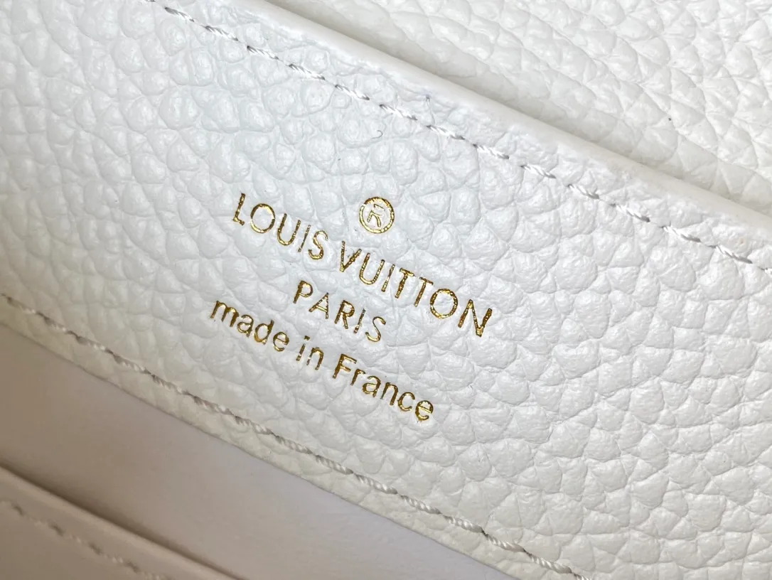 💰2160 (Special grade original leather) M22512M22375 White enamel flower chain This Capucines handbag is made of Taurillon leather, which vaguely reflects the changes in shades of the same color, making the classic configuration more eye-catching. It is paired with an enamel Monogram flower chain. It can be carried by hand, on the elbow or with a shoulder strap. It can be worn on the shoulder or crossbody. Size: 21*14*8cm
