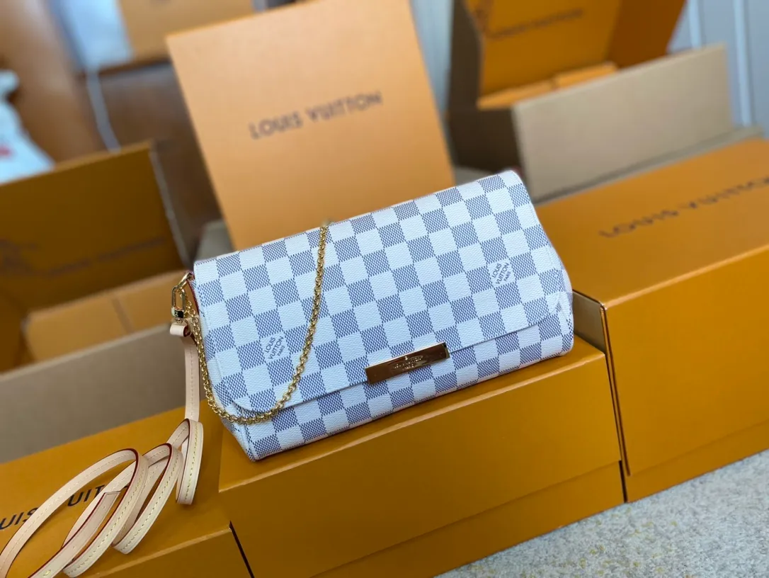 ￼💰640 Top original order M40718 Presbyopia ✨M41129 Brown grid N41275 White grid A small and lightweight handbag made of Monogram canvas, it is a classic style that you can carry on any occasion. The magnet adsorption buckle is more convenient to use. Customized pure bronze hardware, 100% original tree paste leather imported from Italy, size 28×17×4cm