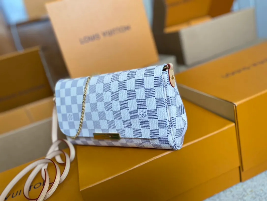 ￼💰640 Top original order M40718 Presbyopia ✨M41129 Brown grid N41275 White grid A small and lightweight handbag made of Monogram canvas, it is a classic style that you can carry on any occasion. The magnet adsorption buckle is more convenient to use. Customized pure bronze hardware, 100% original tree paste leather imported from Italy, size 28×17×4cm
