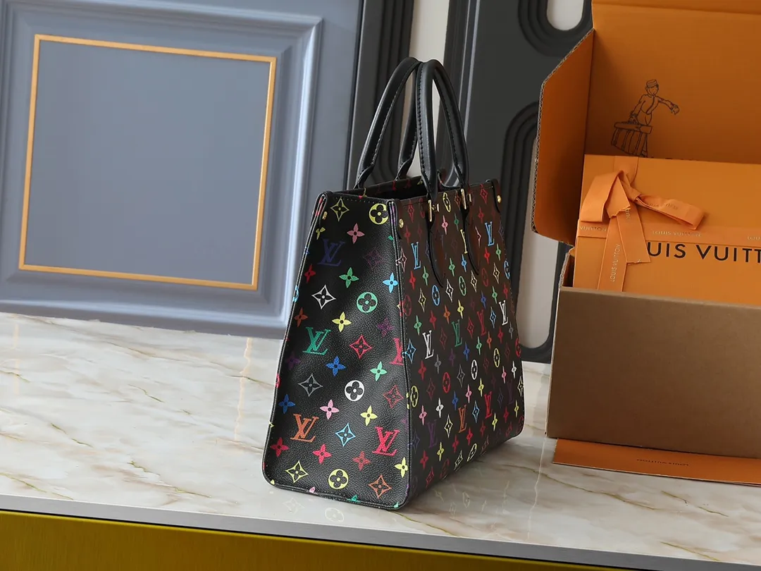 💰260💰Upgraded original version 🔥New style🔥M45039 M45321 M44571 This Onthego medium handbag combines classic Monogram canvas and Monogram Reverse canvas on both sides to present completely different styles. Toron's dual handles and shoulder strap allow for a variety of carrying options. Dimensions: 34.0 x 26.0 x 13.0 cm (length x height x width)