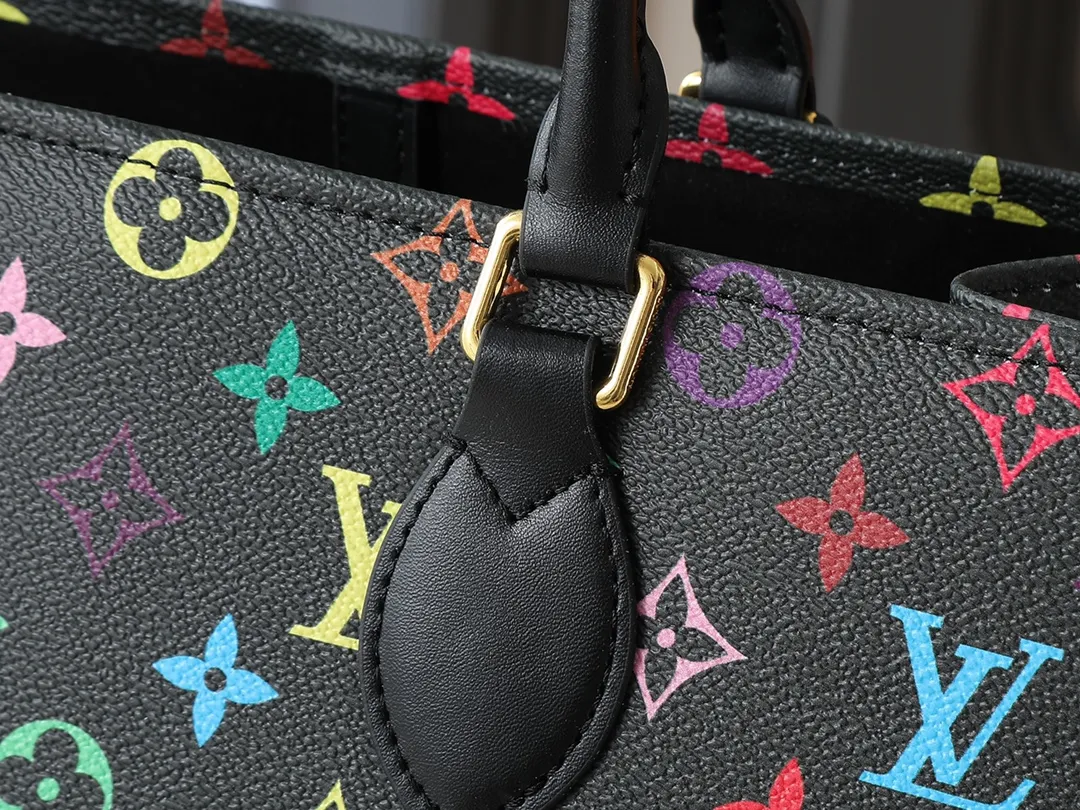 💰260💰Upgraded original version 🔥New style🔥M45039 M45321 M44571 This Onthego medium handbag combines classic Monogram canvas and Monogram Reverse canvas on both sides to present completely different styles. Toron's dual handles and shoulder strap allow for a variety of carrying options. Dimensions: 34.0 x 26.0 x 13.0 cm (length x height x width)