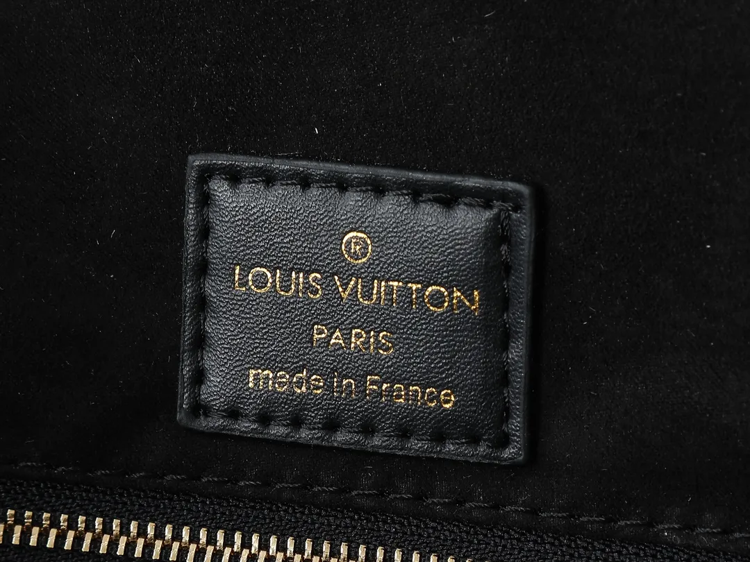 💰260💰Upgraded original version 🔥New style🔥M45039 M45321 M44571 This Onthego medium handbag combines classic Monogram canvas and Monogram Reverse canvas on both sides to present completely different styles. Toron's dual handles and shoulder strap allow for a variety of carrying options. Dimensions: 34.0 x 26.0 x 13.0 cm (length x height x width)