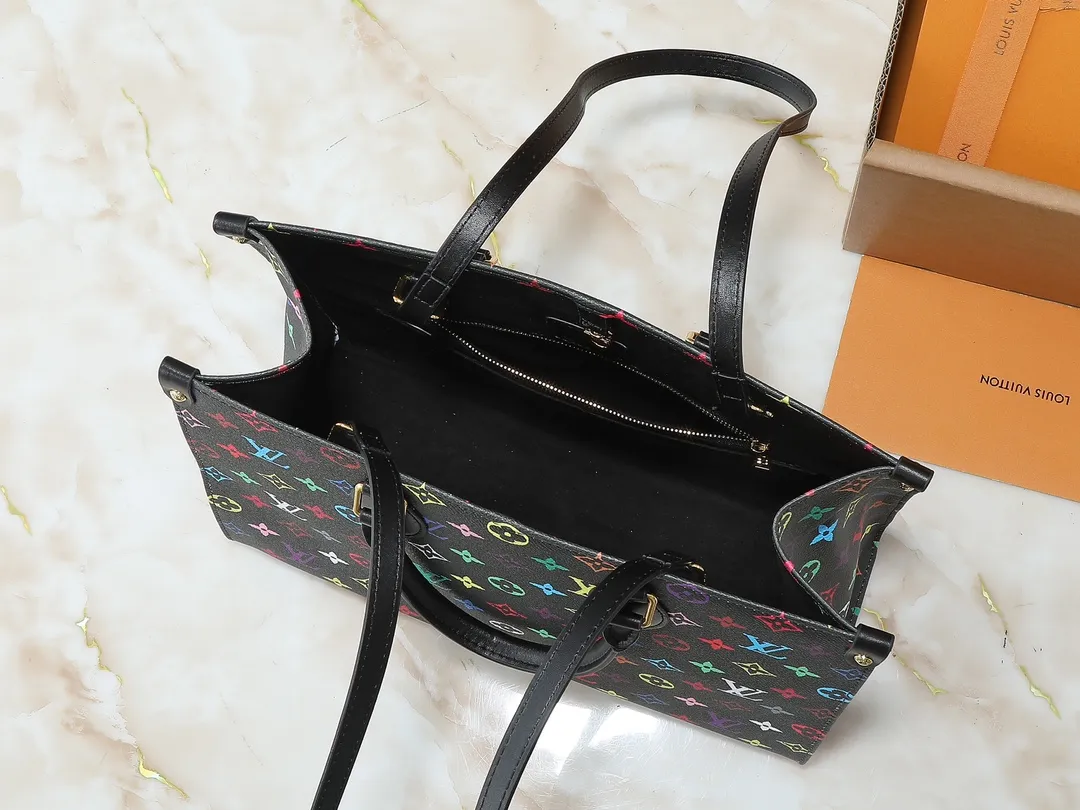 💰260💰Upgraded original version 🔥New style🔥M45039 M45321 M44571 This Onthego medium handbag combines classic Monogram canvas and Monogram Reverse canvas on both sides to present completely different styles. Toron's dual handles and shoulder strap allow for a variety of carrying options. Dimensions: 34.0 x 26.0 x 13.0 cm (length x height x width)
