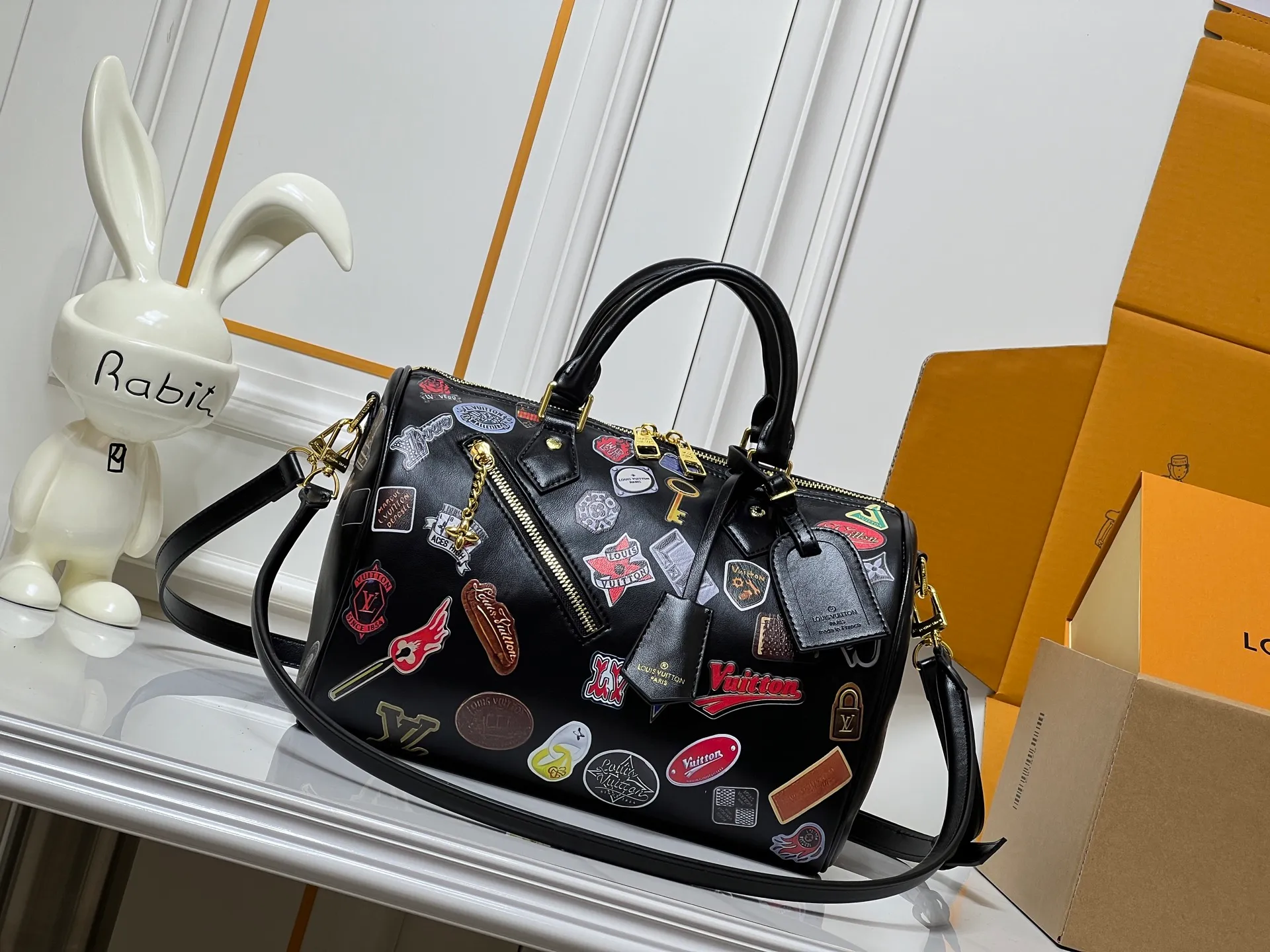P300LV pillow 2025 autumn and winter handbag LV is designed jointly by men's creative director Pharrell Williams and Japanese designer NIGO this season! Play with the philosophy of "past and future"! There are many new elements, new designs, new color applications, lobster-shaped bags and bag hangers, denim stitching, etc. Size 30-20-10 Item No. 27475