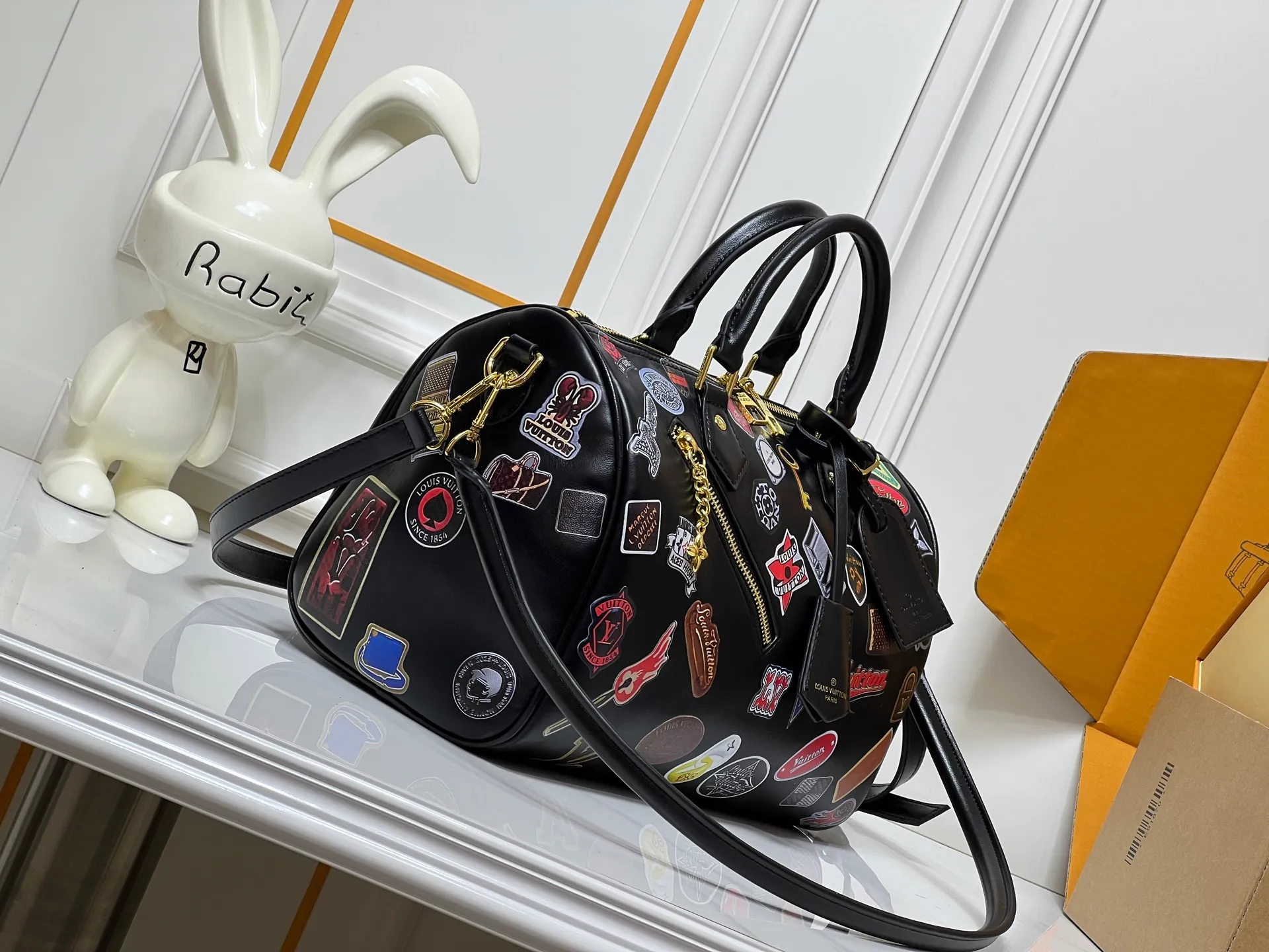 P300LV pillow 2025 autumn and winter handbag LV is designed jointly by men's creative director Pharrell Williams and Japanese designer NIGO this season! Play with the philosophy of "past and future"! There are many new elements, new designs, new color applications, lobster-shaped bags and bag hangers, denim stitching, etc. Size 30-20-10 Item No. 27475