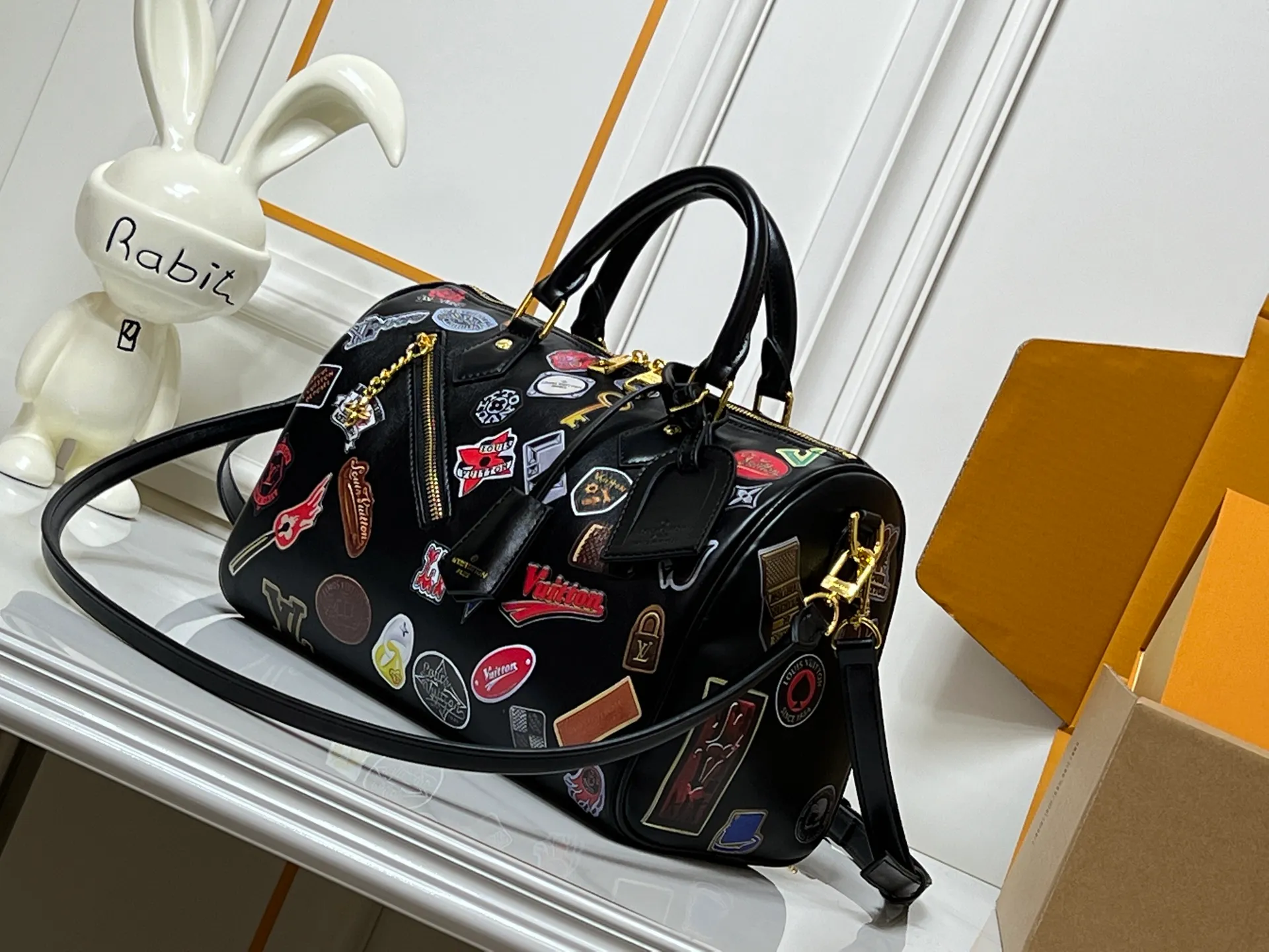 P300LV pillow 2025 autumn and winter handbag LV is designed jointly by men's creative director Pharrell Williams and Japanese designer NIGO this season! Play with the philosophy of "past and future"! There are many new elements, new designs, new color applications, lobster-shaped bags and bag hangers, denim stitching, etc. Size 30-20-10 Item No. 27475