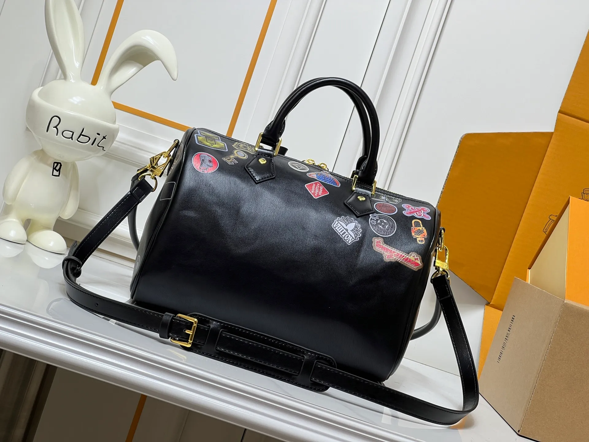 P300LV pillow 2025 autumn and winter handbag LV is designed jointly by men's creative director Pharrell Williams and Japanese designer NIGO this season! Play with the philosophy of "past and future"! There are many new elements, new designs, new color applications, lobster-shaped bags and bag hangers, denim stitching, etc. Size 30-20-10 Item No. 27475