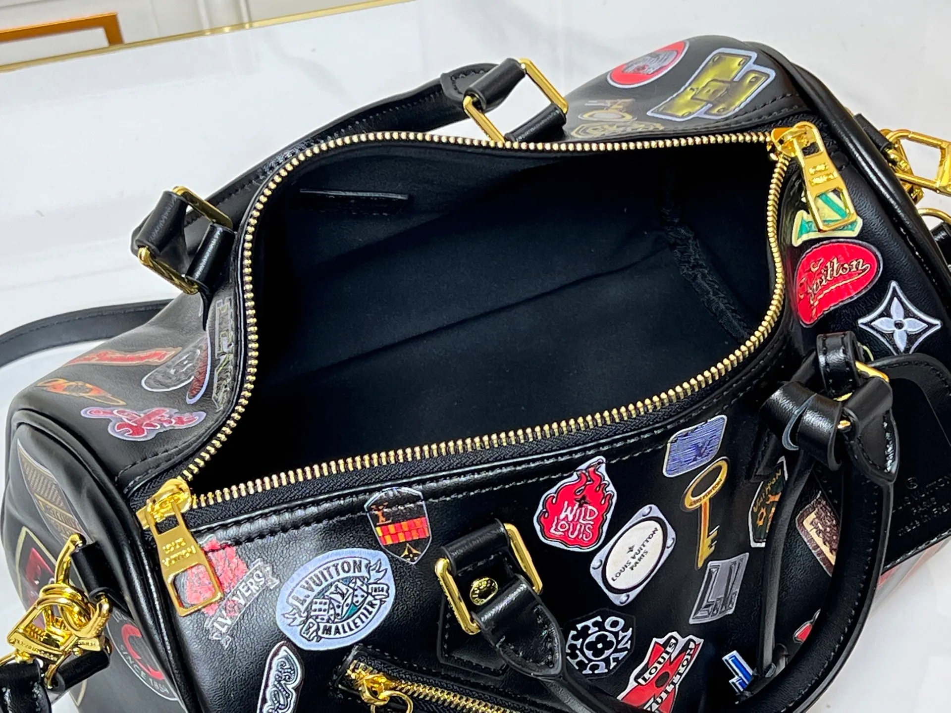 P300LV pillow 2025 autumn and winter handbag LV is designed jointly by men's creative director Pharrell Williams and Japanese designer NIGO this season! Play with the philosophy of "past and future"! There are many new elements, new designs, new color applications, lobster-shaped bags and bag hangers, denim stitching, etc. Size 30-20-10 Item No. 27475