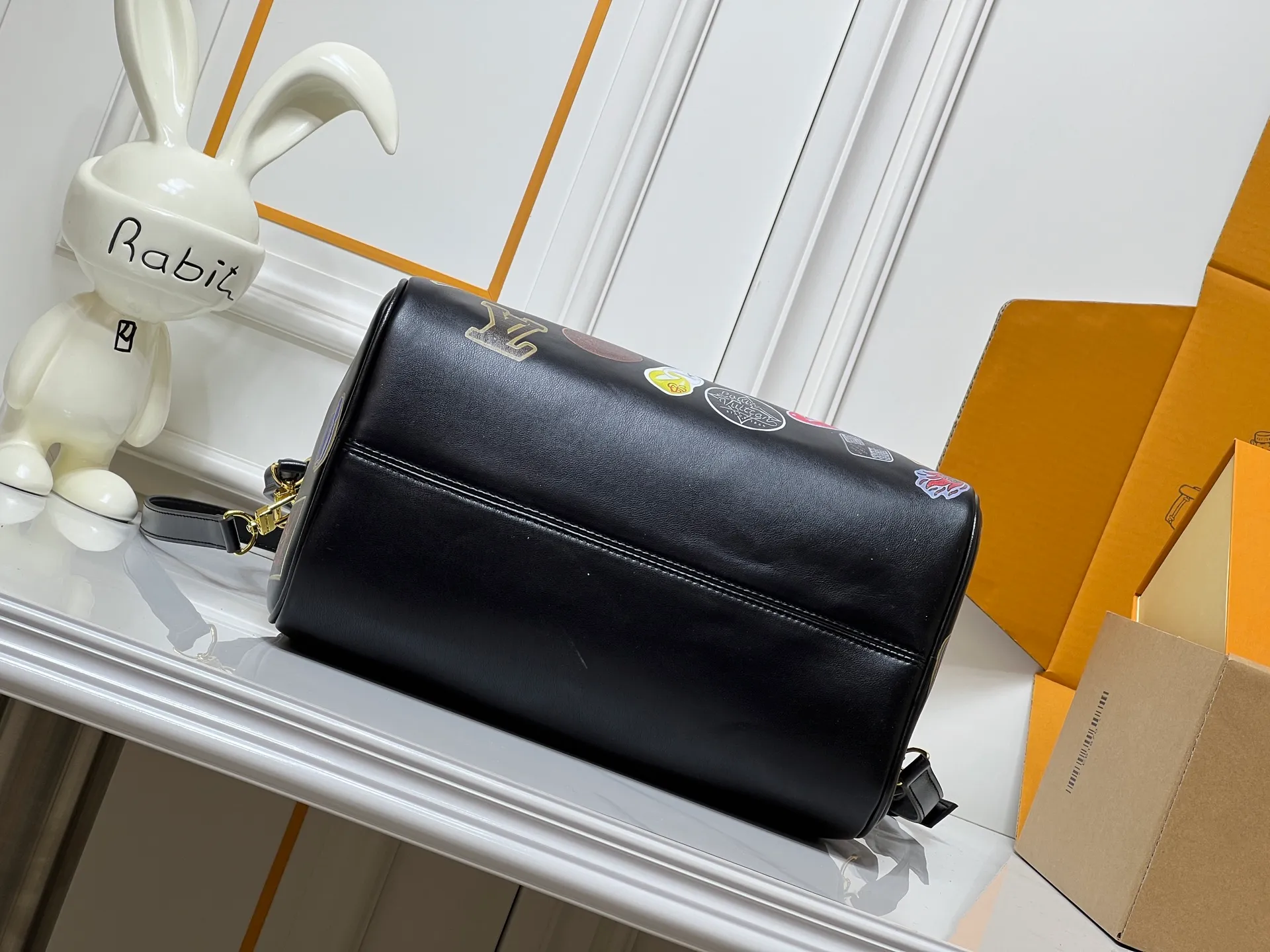 P300LV pillow 2025 autumn and winter handbag LV is designed jointly by men's creative director Pharrell Williams and Japanese designer NIGO this season! Play with the philosophy of "past and future"! There are many new elements, new designs, new color applications, lobster-shaped bags and bag hangers, denim stitching, etc. Size 30-20-10 Item No. 27475