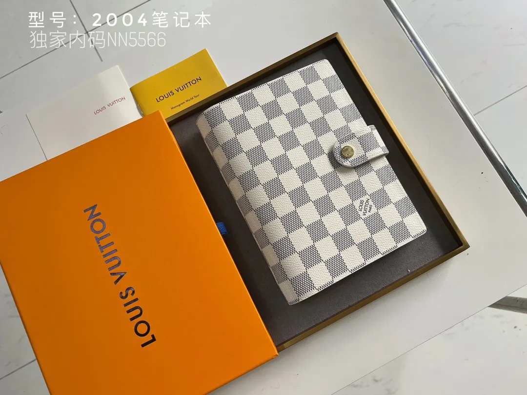 💰140 Top Original 💎 Latest Date 📅 Notepad This small notepad cover is made of Monogram canvas and can hold three credit cards. It can also be used as an address book, notebook or calendar. Epi leather is delicately embossed with LV initials and is lined with intertwined textured leather - Push-button closure - Six-ring binder with three rings in a set, six credit card slots and two internal compartments - Notepad insert available separately. Model: 2004 Size: 14x8cm