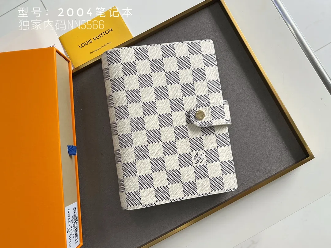 💰140 Top Original 💎 Latest Date 📅 Notepad This small notepad cover is made of Monogram canvas and can hold three credit cards. It can also be used as an address book, notebook or calendar. Epi leather is delicately embossed with LV initials and is lined with intertwined textured leather - Push-button closure - Six-ring binder with three rings in a set, six credit card slots and two internal compartments - Notepad insert available separately. Model: 2004 Size: 14x8cm