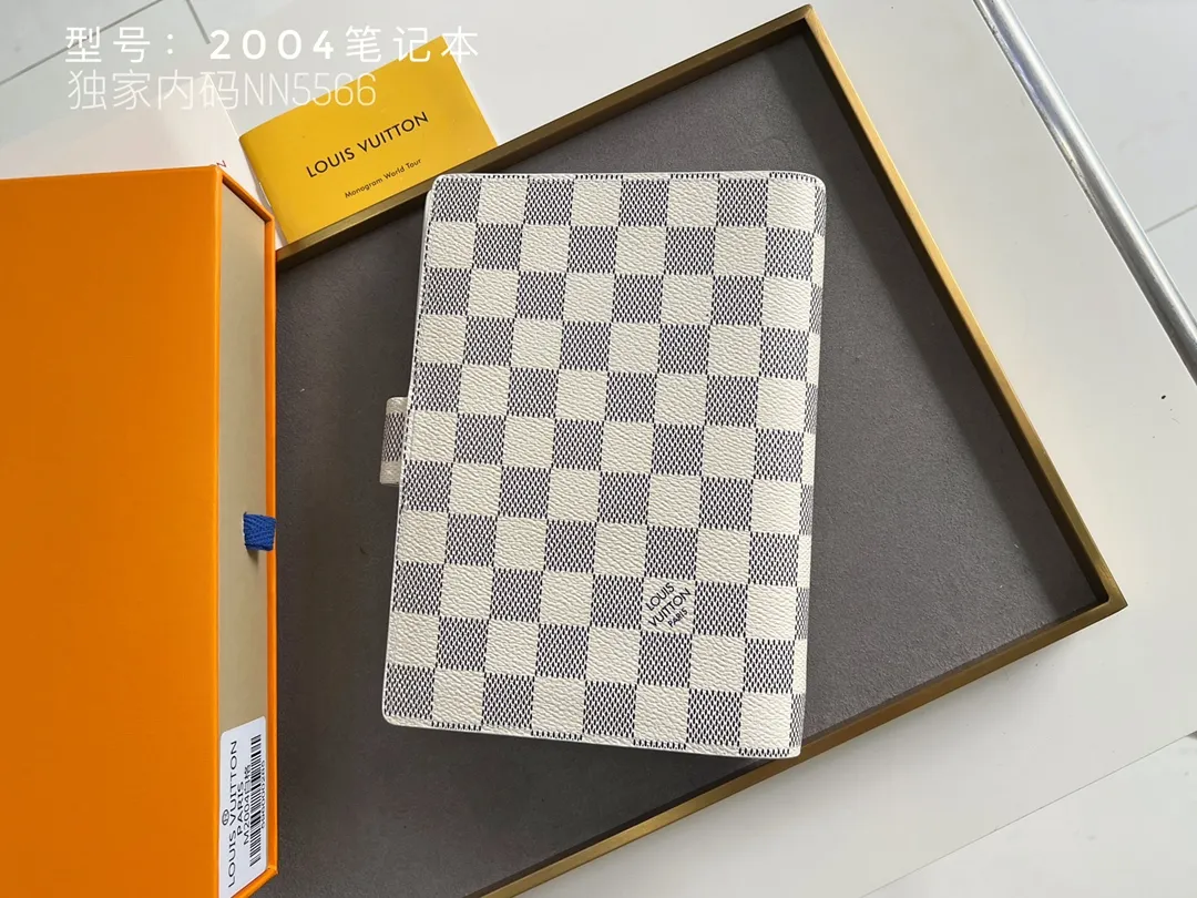 💰140 Top Original 💎 Latest Date 📅 Notepad This small notepad cover is made of Monogram canvas and can hold three credit cards. It can also be used as an address book, notebook or calendar. Epi leather is delicately embossed with LV initials and is lined with intertwined textured leather - Push-button closure - Six-ring binder with three rings in a set, six credit card slots and two internal compartments - Notepad insert available separately. Model: 2004 Size: 14x8cm