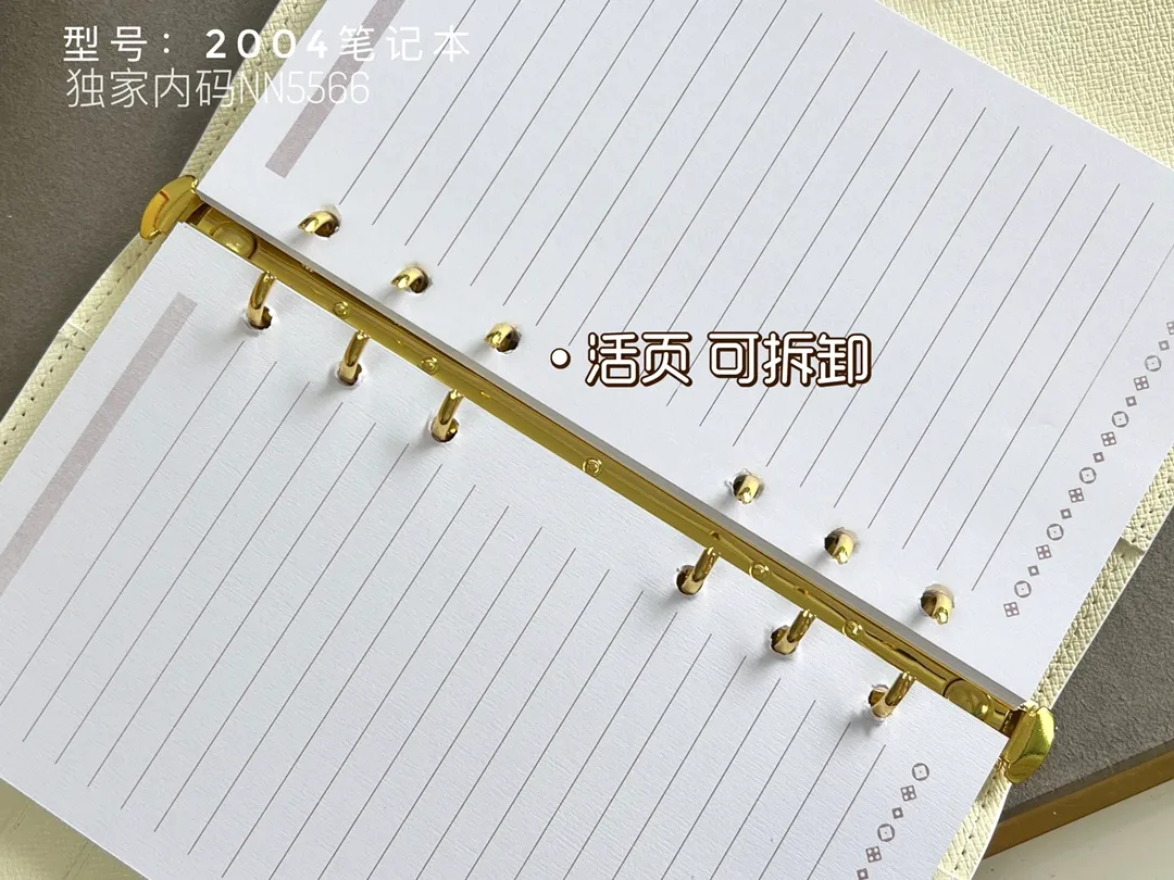 💰140 Top Original 💎 Latest Date 📅 Notepad This small notepad cover is made of Monogram canvas and can hold three credit cards. It can also be used as an address book, notebook or calendar. Epi leather is delicately embossed with LV initials and is lined with intertwined textured leather - Push-button closure - Six-ring binder with three rings in a set, six credit card slots and two internal compartments - Notepad insert available separately. Model: 2004 Size: 14x8cm