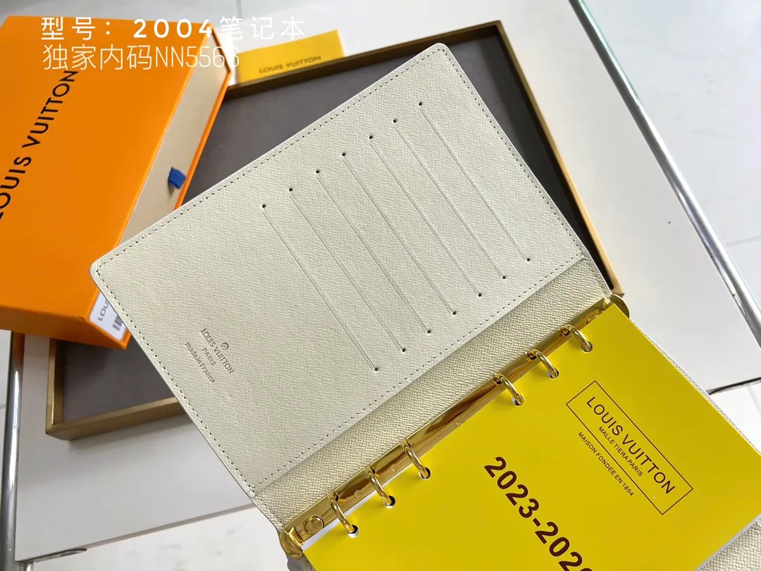 💰140 Top Original 💎 Latest Date 📅 Notepad This small notepad cover is made of Monogram canvas and can hold three credit cards. It can also be used as an address book, notebook or calendar. Epi leather is delicately embossed with LV initials and is lined with intertwined textured leather - Push-button closure - Six-ring binder with three rings in a set, six credit card slots and two internal compartments - Notepad insert available separately. Model: 2004 Size: 14x8cm