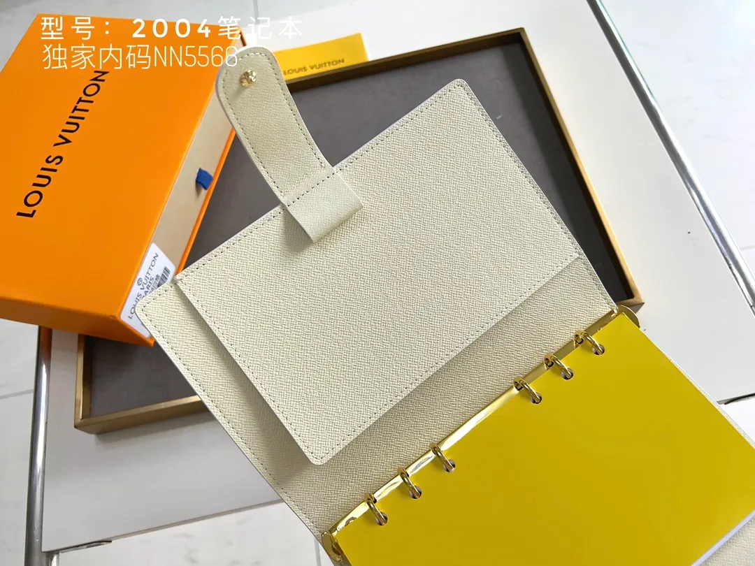 💰140 Top Original 💎 Latest Date 📅 Notepad This small notepad cover is made of Monogram canvas and can hold three credit cards. It can also be used as an address book, notebook or calendar. Epi leather is delicately embossed with LV initials and is lined with intertwined textured leather - Push-button closure - Six-ring binder with three rings in a set, six credit card slots and two internal compartments - Notepad insert available separately. Model: 2004 Size: 14x8cm