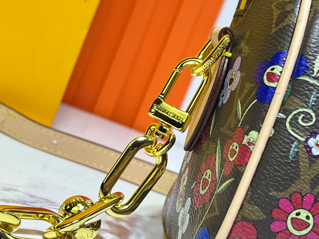 Batch 280💰M45957.M58953 This Speedy Bandoulière 20 handbag is made of Monogram canvas, cow leather trim and fabric lining. It continues the classic design of Louis Vuitton Speedy travel bag in a compact size. It is equipped with rolled leather handles and a detachable and adjustable fabric shoulder strap embellished with brand logo texture. Detailed features 20.5 x 13.5 x 12 cm (length x height x width)