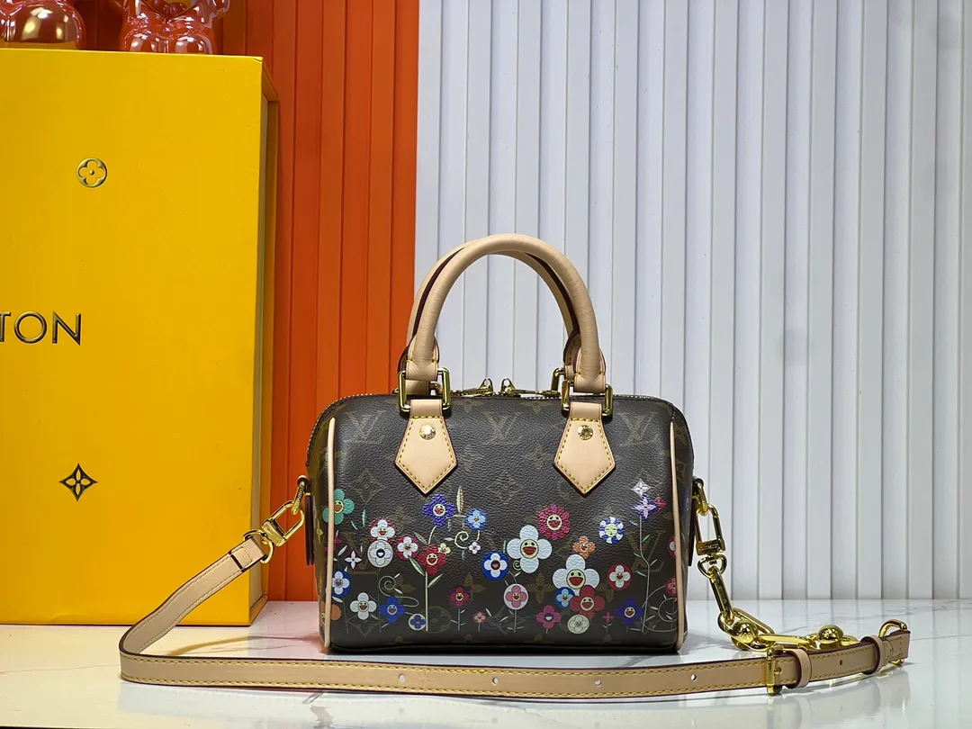 Batch 280💰M45957.M58953 This Speedy Bandoulière 20 handbag is made of Monogram canvas, cow leather trim and fabric lining. It continues the classic design of Louis Vuitton Speedy travel bag in a compact size. It is equipped with rolled leather handles and a detachable and adjustable fabric shoulder strap embellished with brand logo texture. Detailed features 20.5 x 13.5 x 12 cm (length x height x width)