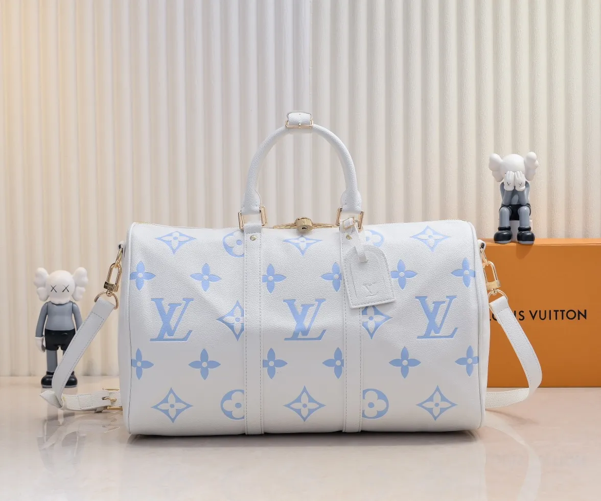 Batch 💰460 Upgraded Original Edition Method No. M46974 41416 41418 The Milky Way series gives the Keepall Bandoulière travel bag a feminine style, embossed with the classic Monogram pattern on the soft-grained cow leather, and achieves comfortable travel with an elegant attitude. Dimensions: 45 x 27 x 20 cm (Length x Height x Width) Monogram Empreinte Soft-grained cow leather Soft-grained cowhide trim Microfiber lining Hardware Double zipper closure with padlock Zippered interior pocket Removable name tag Carry-on baggage dimensions Shoulder strap: Removable, adjustable Strap half-length: 36.0cm Strap half-length adjustable to: 50.0cm Handle: Double handle