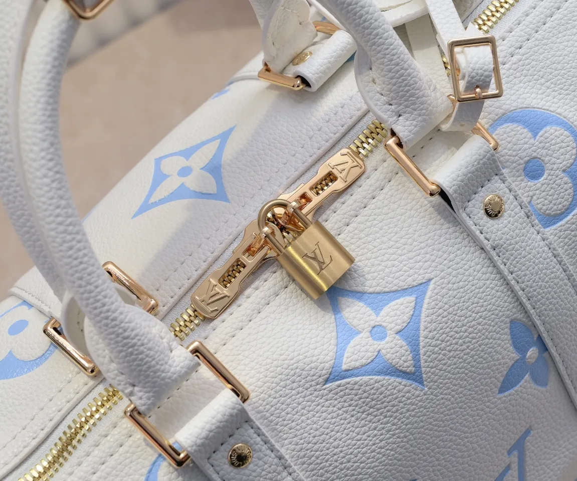 Batch 💰460 Upgraded Original Edition Method No. M46974 41416 41418 The Milky Way series gives the Keepall Bandoulière travel bag a feminine style, embossed with the classic Monogram pattern on the soft-grained cow leather, and achieves comfortable travel with an elegant attitude. Dimensions: 45 x 27 x 20 cm (Length x Height x Width) Monogram Empreinte Soft-grained cow leather Soft-grained cowhide trim Microfiber lining Hardware Double zipper closure with padlock Zippered interior pocket Removable name tag Carry-on baggage dimensions Shoulder strap: Removable, adjustable Strap half-length: 36.0cm Strap half-length adjustable to: 50.0cm Handle: Double handle