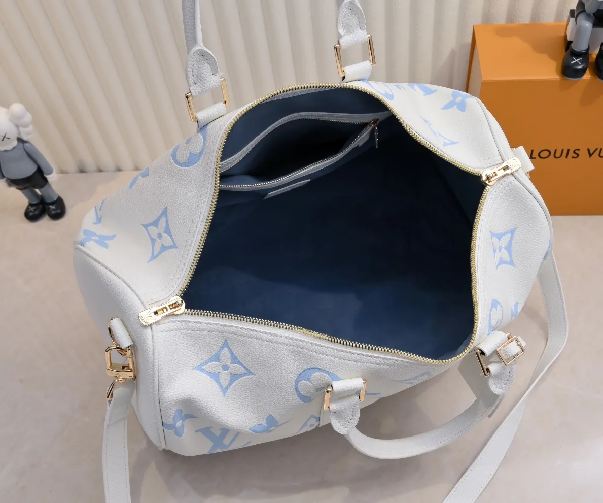 Batch 💰460 Upgraded Original Edition Method No. M46974 41416 41418 The Milky Way series gives the Keepall Bandoulière travel bag a feminine style, embossed with the classic Monogram pattern on the soft-grained cow leather, and achieves comfortable travel with an elegant attitude. Dimensions: 45 x 27 x 20 cm (Length x Height x Width) Monogram Empreinte Soft-grained cow leather Soft-grained cowhide trim Microfiber lining Hardware Double zipper closure with padlock Zippered interior pocket Removable name tag Carry-on baggage dimensions Shoulder strap: Removable, adjustable Strap half-length: 36.0cm Strap half-length adjustable to: 50.0cm Handle: Double handle