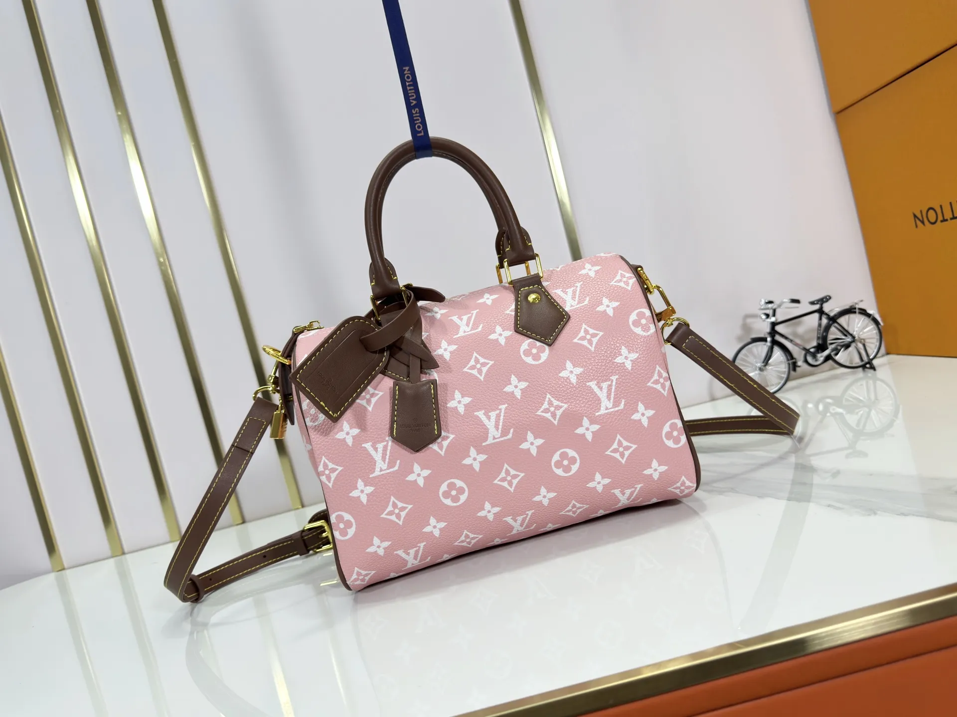P280 Upgraded original M15278 M24441 M24424 This Speedy Bandoulière 25 Monogram Leather handbag is made of soft cow leather and uses Monogram patterns to reproduce the elegant look and feel of canvas printing. Dazzling metal hardware, sheepskin lining and nameplate all reflect Creative Director Pharrell Williams' relentless attention to detail. 25 x 15 x 15 cm (length x height x width)
