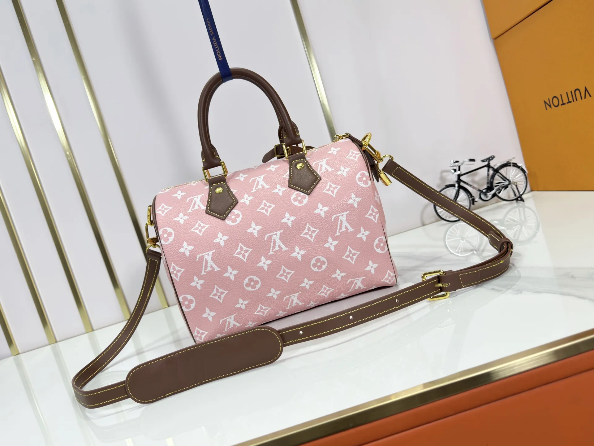 P280 Upgraded original M15278 M24441 M24424 This Speedy Bandoulière 25 Monogram Leather handbag is made of soft cow leather and uses Monogram patterns to reproduce the elegant look and feel of canvas printing. Dazzling metal hardware, sheepskin lining and nameplate all reflect Creative Director Pharrell Williams' relentless attention to detail. 25 x 15 x 15 cm (length x height x width)