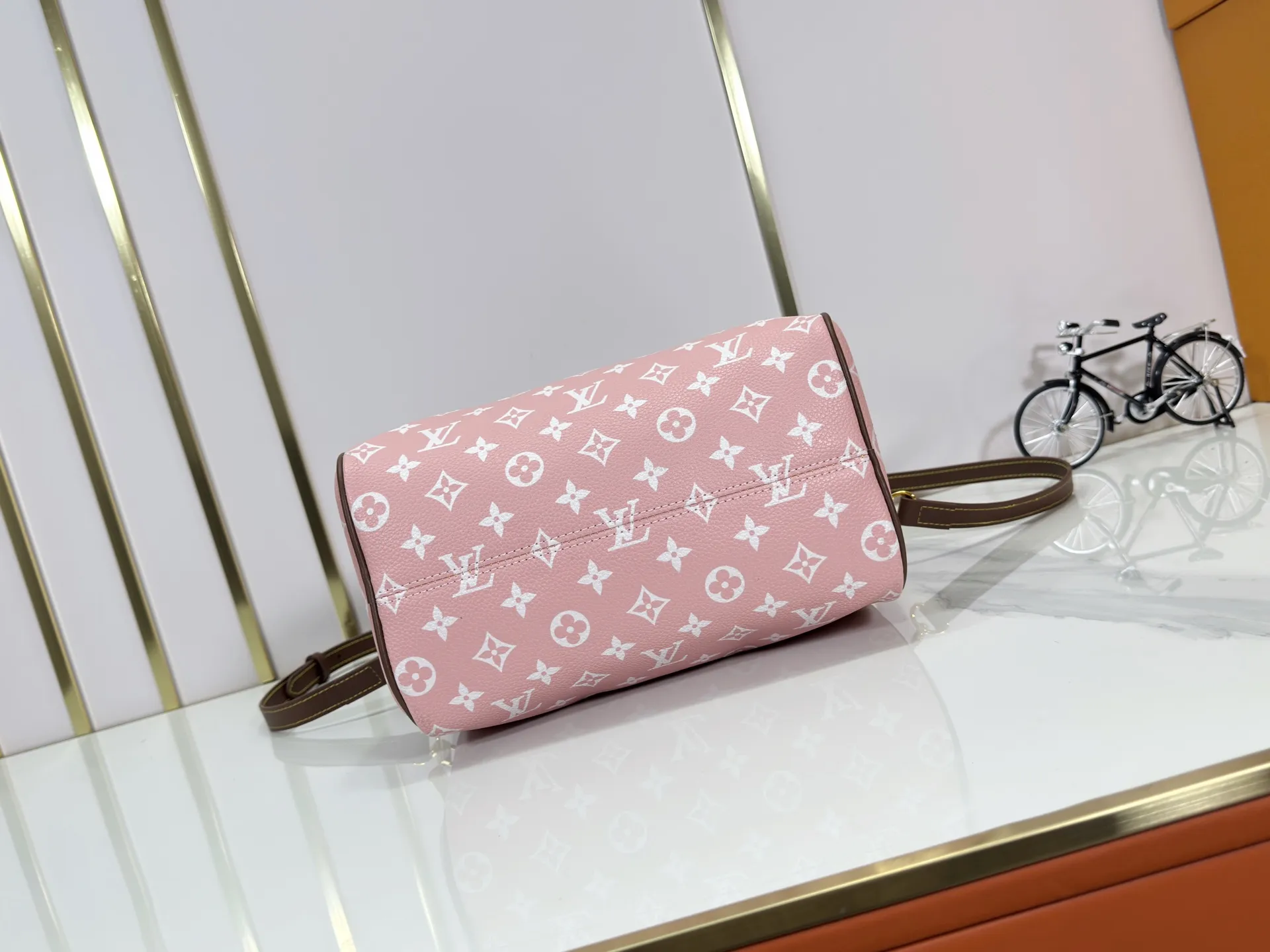 P280 Upgraded original M15278 M24441 M24424 This Speedy Bandoulière 25 Monogram Leather handbag is made of soft cow leather and uses Monogram patterns to reproduce the elegant look and feel of canvas printing. Dazzling metal hardware, sheepskin lining and nameplate all reflect Creative Director Pharrell Williams' relentless attention to detail. 25 x 15 x 15 cm (length x height x width)