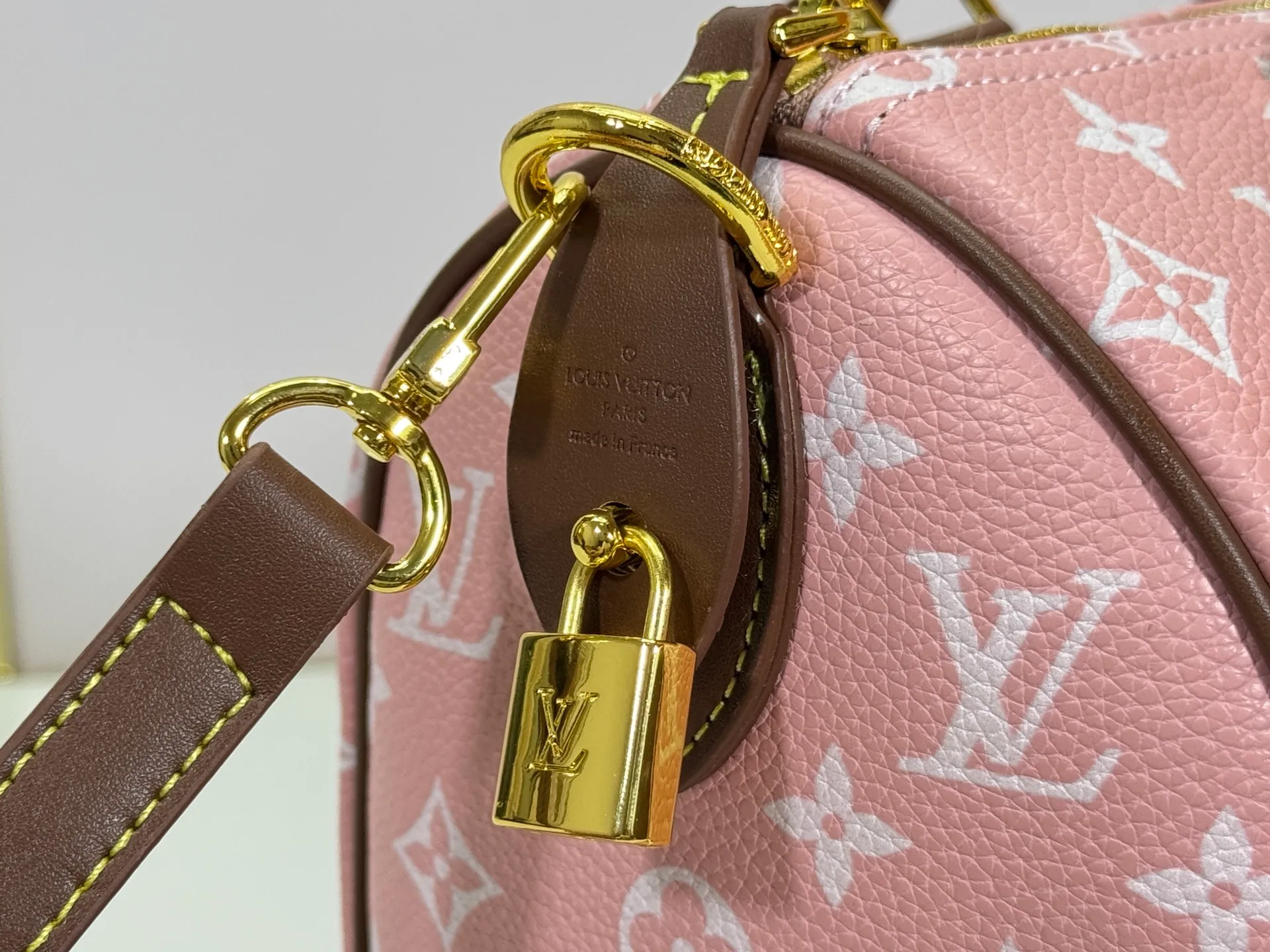 P280 Upgraded original M15278 M24441 M24424 This Speedy Bandoulière 25 Monogram Leather handbag is made of soft cow leather and uses Monogram patterns to reproduce the elegant look and feel of canvas printing. Dazzling metal hardware, sheepskin lining and nameplate all reflect Creative Director Pharrell Williams' relentless attention to detail. 25 x 15 x 15 cm (length x height x width)