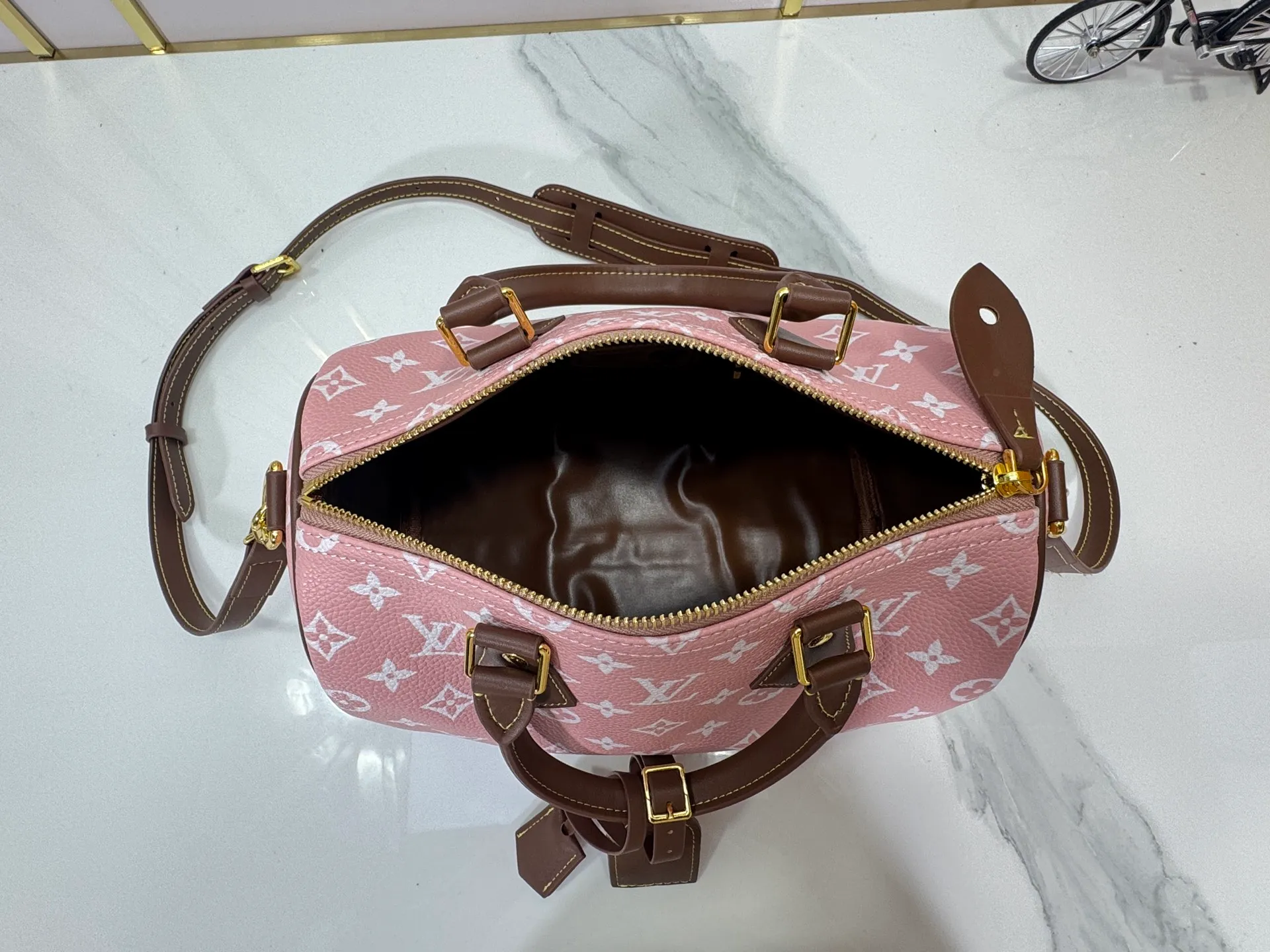 P280 Upgraded original M15278 M24441 M24424 This Speedy Bandoulière 25 Monogram Leather handbag is made of soft cow leather and uses Monogram patterns to reproduce the elegant look and feel of canvas printing. Dazzling metal hardware, sheepskin lining and nameplate all reflect Creative Director Pharrell Williams' relentless attention to detail. 25 x 15 x 15 cm (length x height x width)