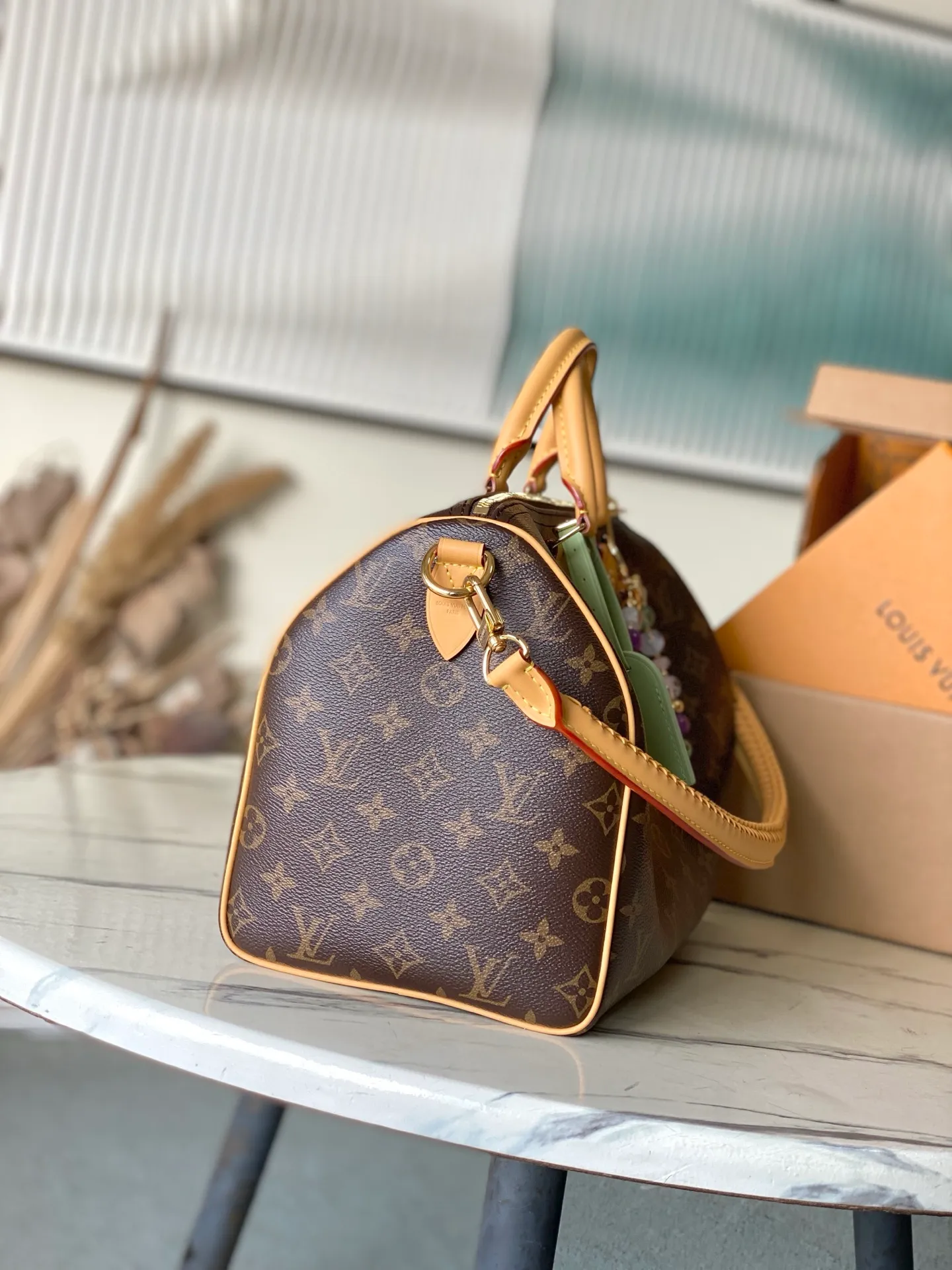 💰1100 Top original order M15107 This Speedy Soft 30 Lucky handbag is made of Monogram canvas with WN leather trim, and then uses removable decoration like jewelry, contrasting lining and metal parts to highlight the exquisite details. The ample configuration can easily accommodate a tablet and daily needs. Dimensions: 30 × 21 × 17 cm