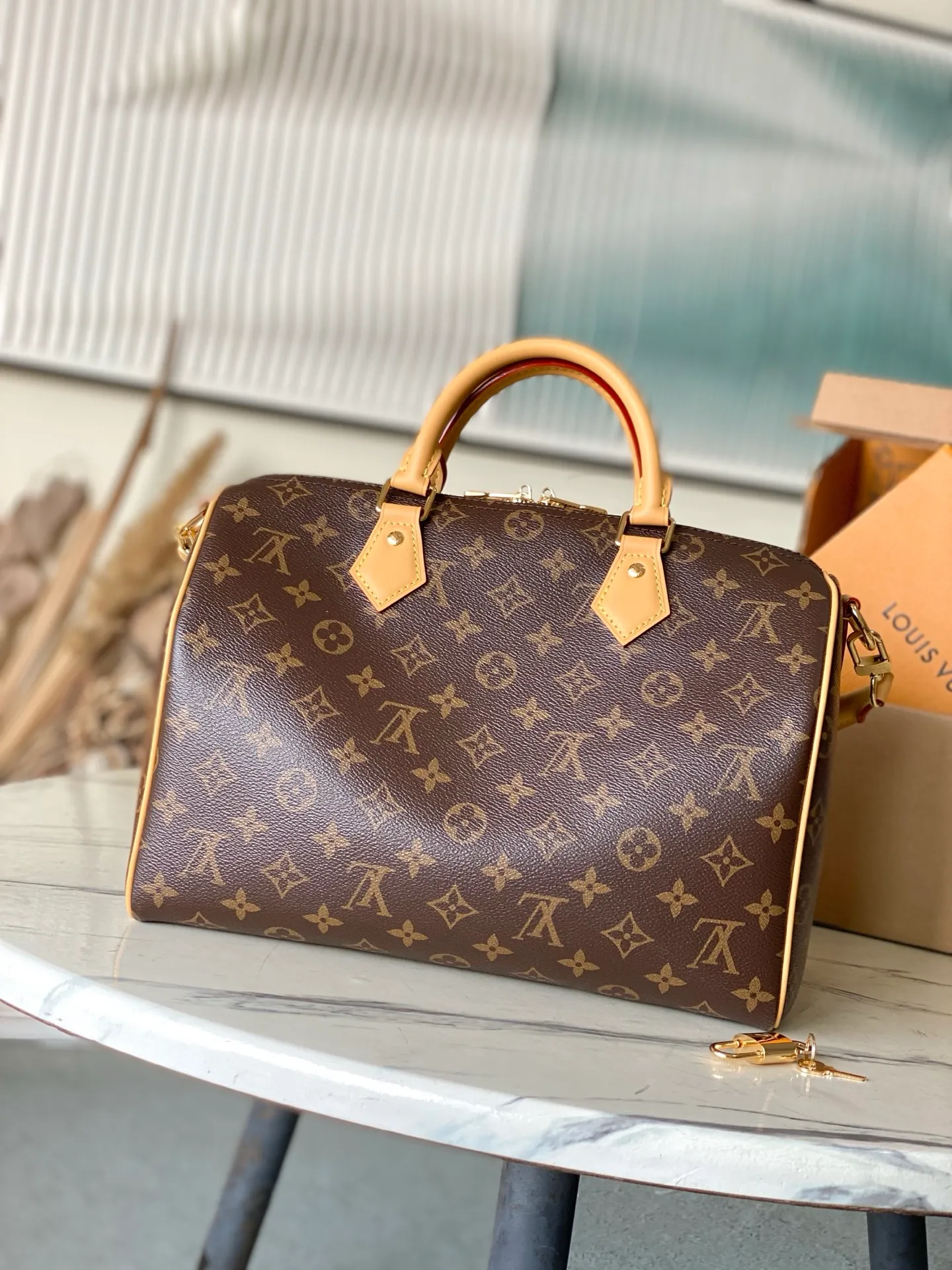 💰1100 Top original order M15107 This Speedy Soft 30 Lucky handbag is made of Monogram canvas with WN leather trim, and then uses removable decoration like jewelry, contrasting lining and metal parts to highlight the exquisite details. The ample configuration can easily accommodate a tablet and daily needs. Dimensions: 30 × 21 × 17 cm