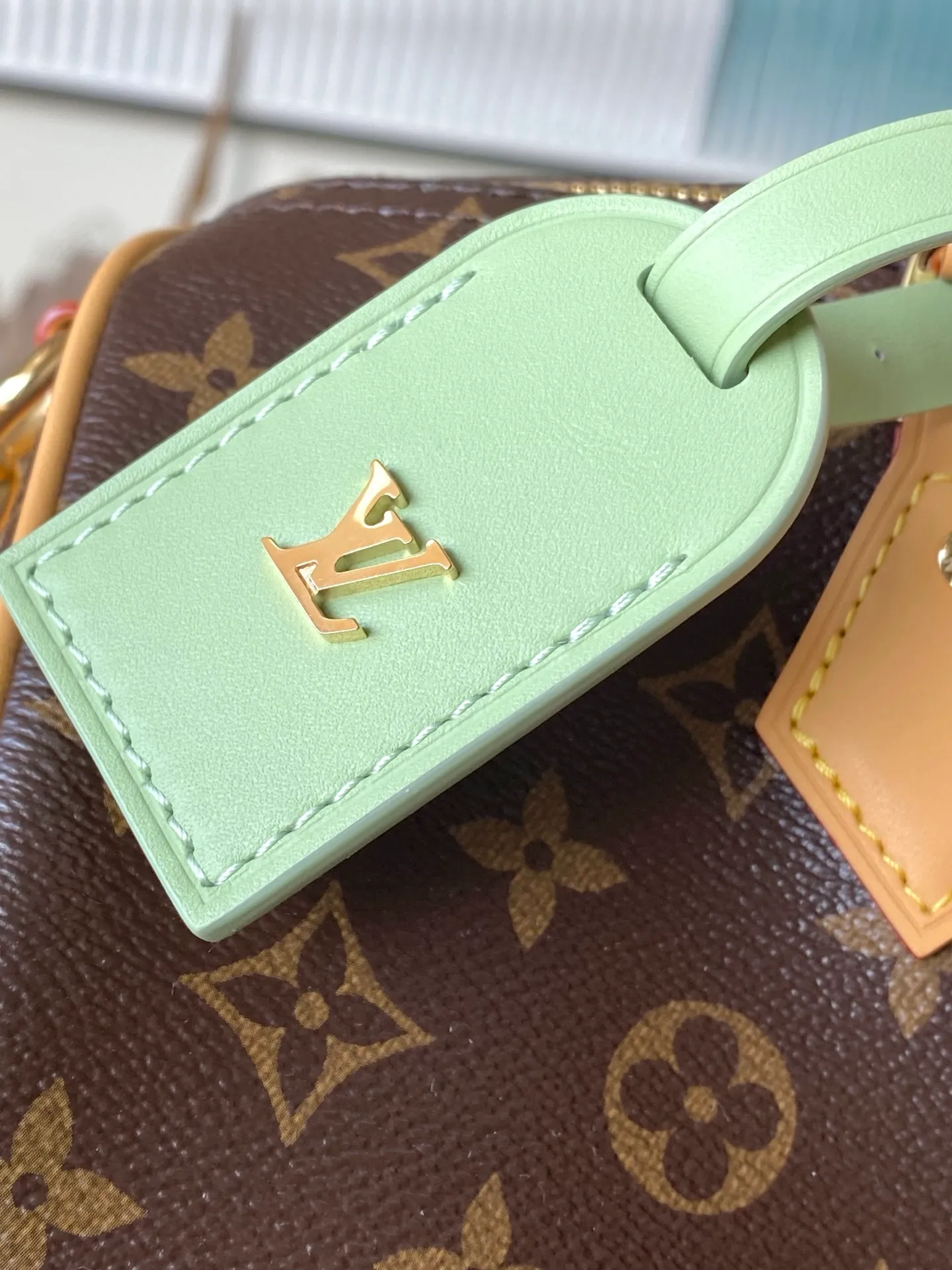 💰1100 Top original order M15107 This Speedy Soft 30 Lucky handbag is made of Monogram canvas with WN leather trim, and then uses removable decoration like jewelry, contrasting lining and metal parts to highlight the exquisite details. The ample configuration can easily accommodate a tablet and daily needs. Dimensions: 30 × 21 × 17 cm