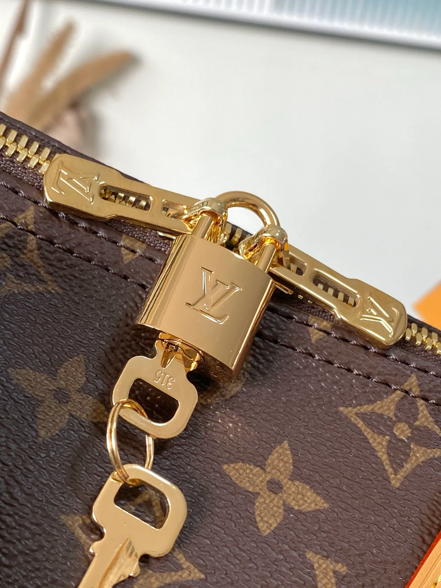 💰1100 Top original order M15107 This Speedy Soft 30 Lucky handbag is made of Monogram canvas with WN leather trim, and then uses removable decoration like jewelry, contrasting lining and metal parts to highlight the exquisite details. The ample configuration can easily accommodate a tablet and daily needs. Dimensions: 30 × 21 × 17 cm