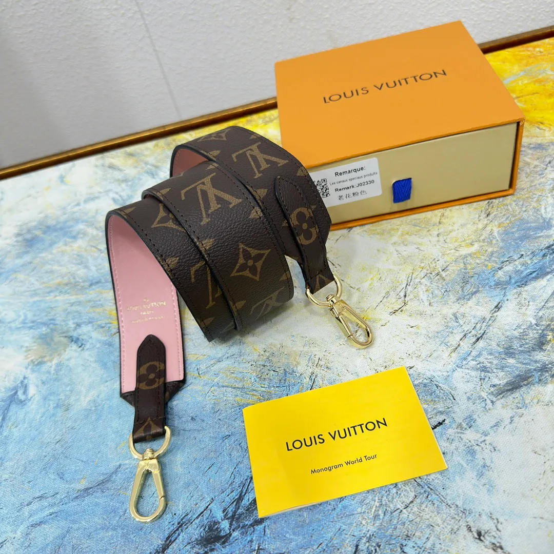 💰96 💎Top original super versatile MONOGRAM shoulder strap J02330 is made of Monogram canvas fabric and lined with stunning Rose Poudre Nappa leather. This shoulder strap is the best choice for creating a personal Louis Vuitton bag. Novel and versatile: super practical spring buckle design, easy to connect and remove. 90.0 x 4.0 x 0.2 cm (Length x Height x Width) - Monogram coated canvas - Nappa leather lining - Gold-tone hardware - 2 spring buckles - 2 Moroccan leather loops